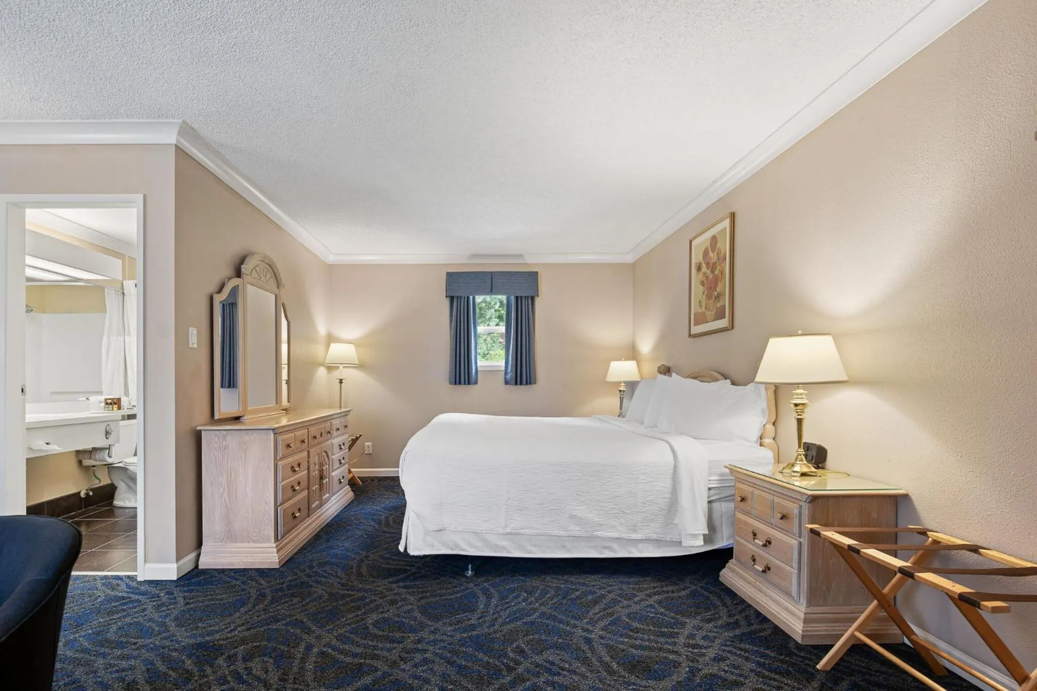 Bed in Glenwood Inn & Suites