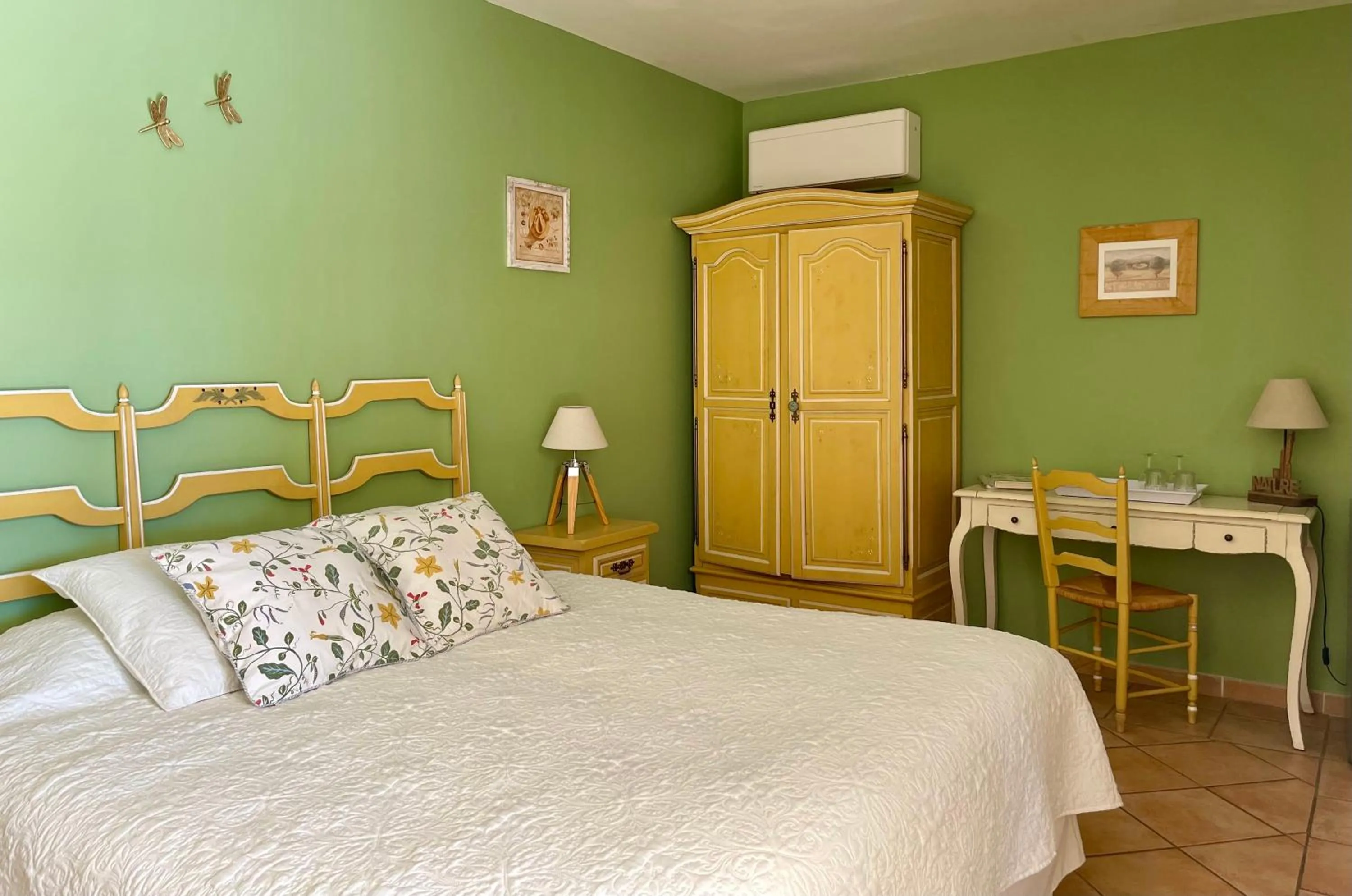 Photo of the whole room in Domaine Au Coeur des Alpilles