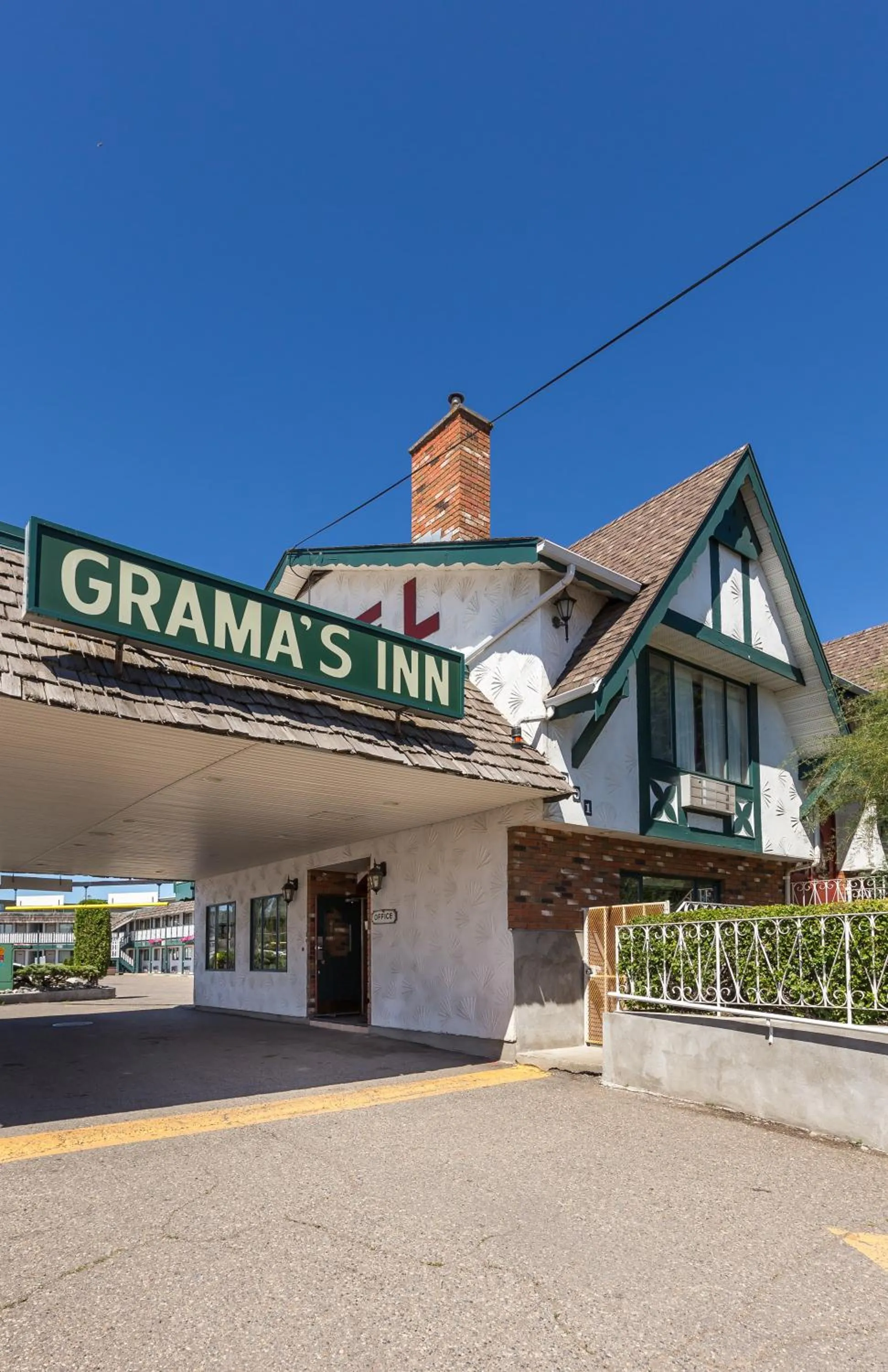 Facade/entrance in Grama's Inn
