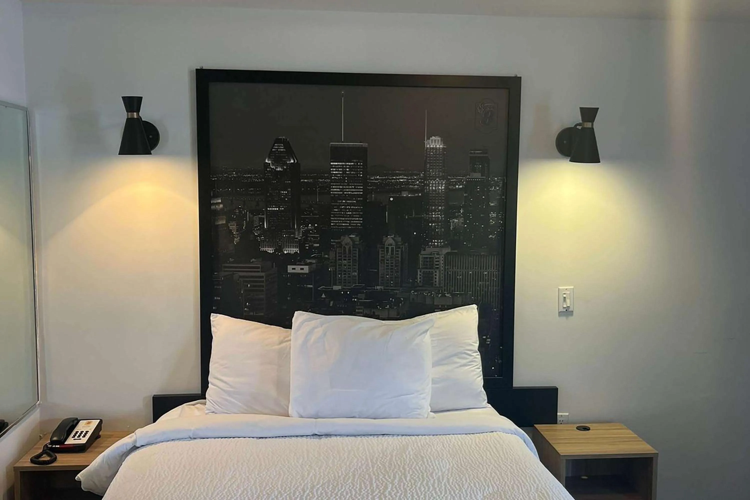 Photo of the whole room in Super 8 by Wyndham Montreal