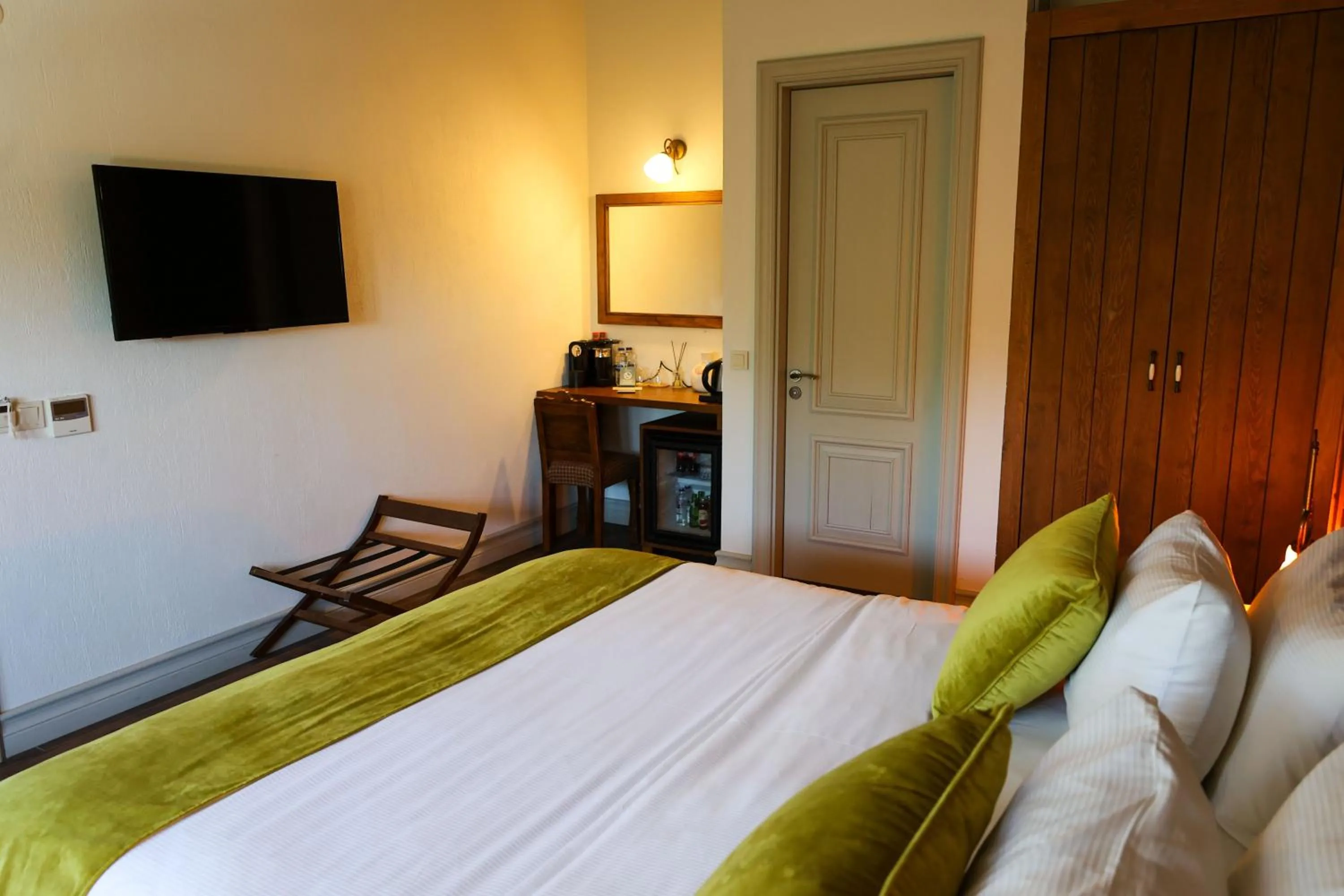 TV and multimedia, Bed in AlaBora Hotel