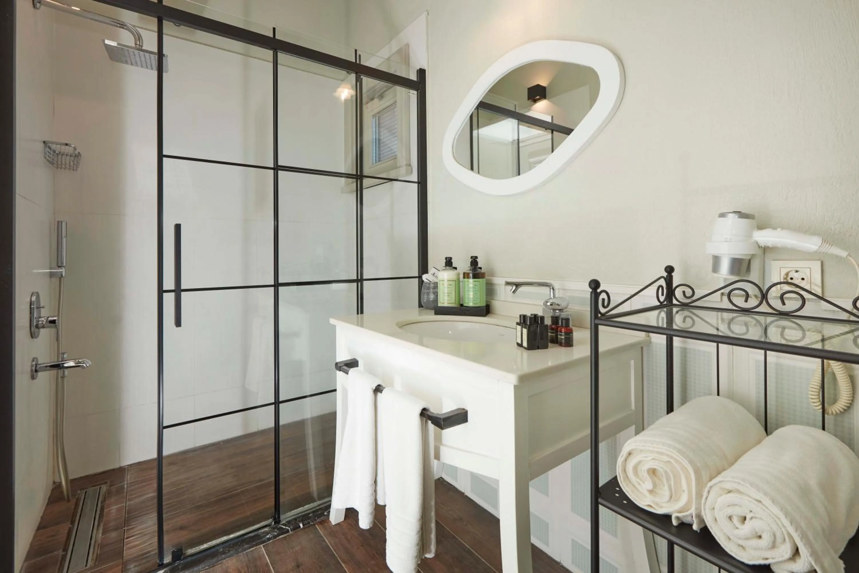 Toilet, Bed in AlaBora Hotel