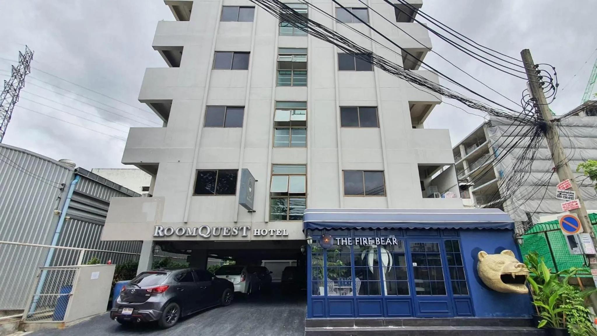 Property building in RoomQuest Bangkok Ratchada