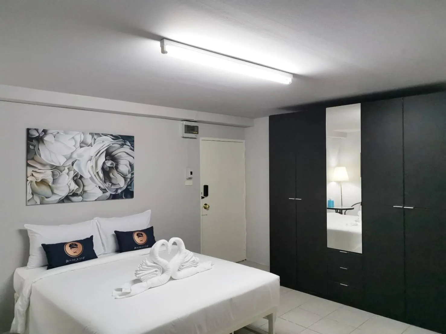 Photo of the whole room in RoomQuest Bangkok Ratchada