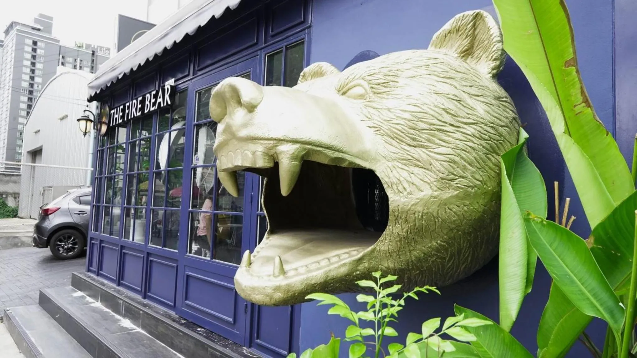 Property building in RoomQuest Bangkok Ratchada