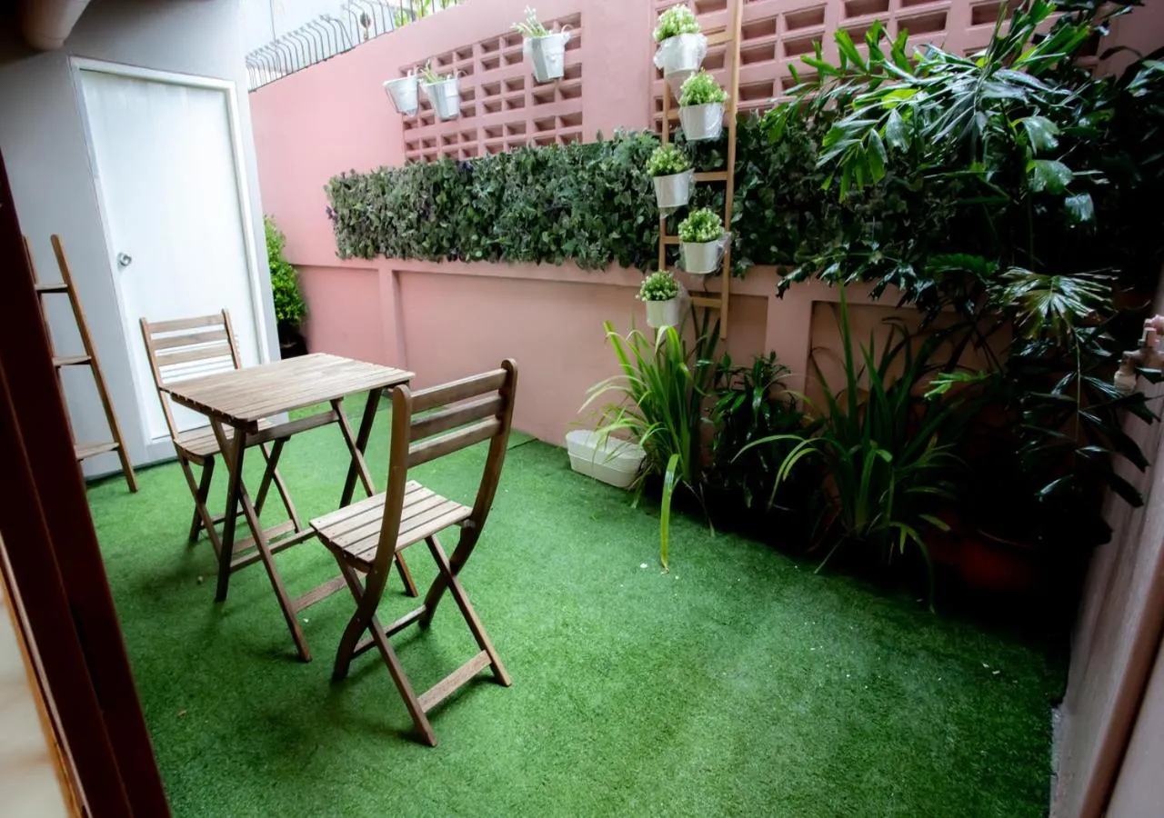 Seating area in RoomQuest Bangkok Ratchada