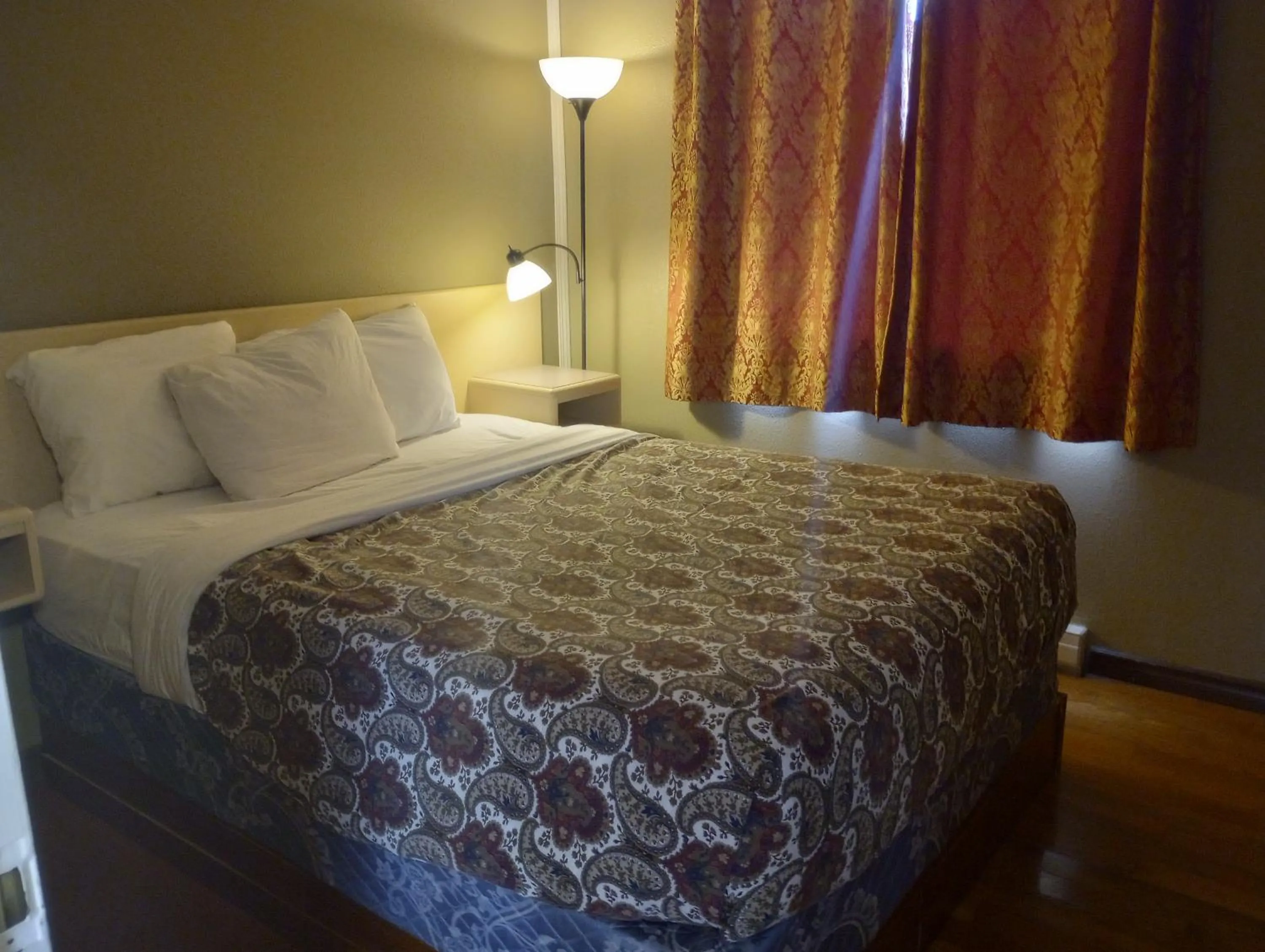Bedroom, Bed in Magnuson Hotel Creston
