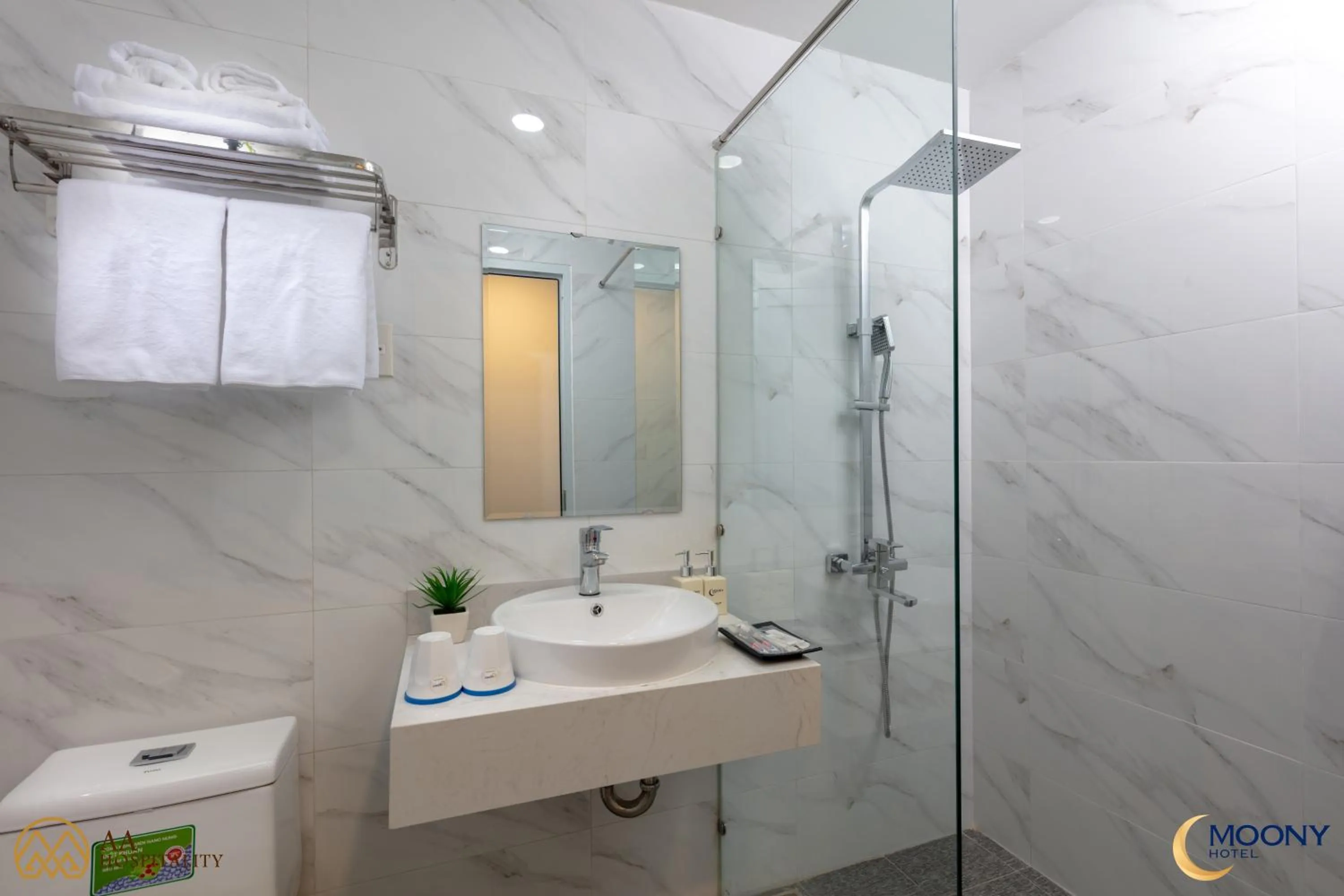 Toilet in Nha Trang Moony Hotel