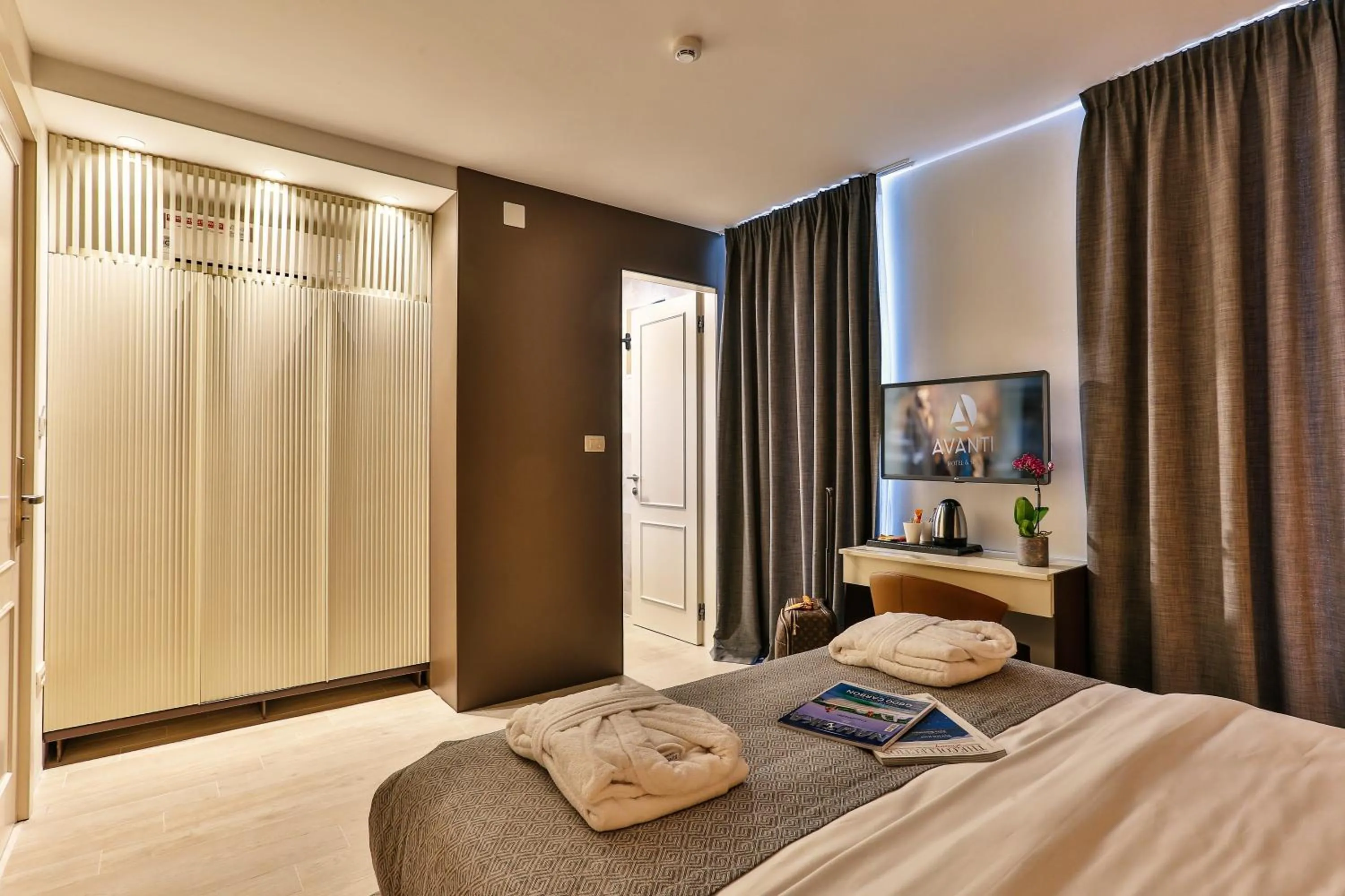 Bed in Avanti Hotel & Spa