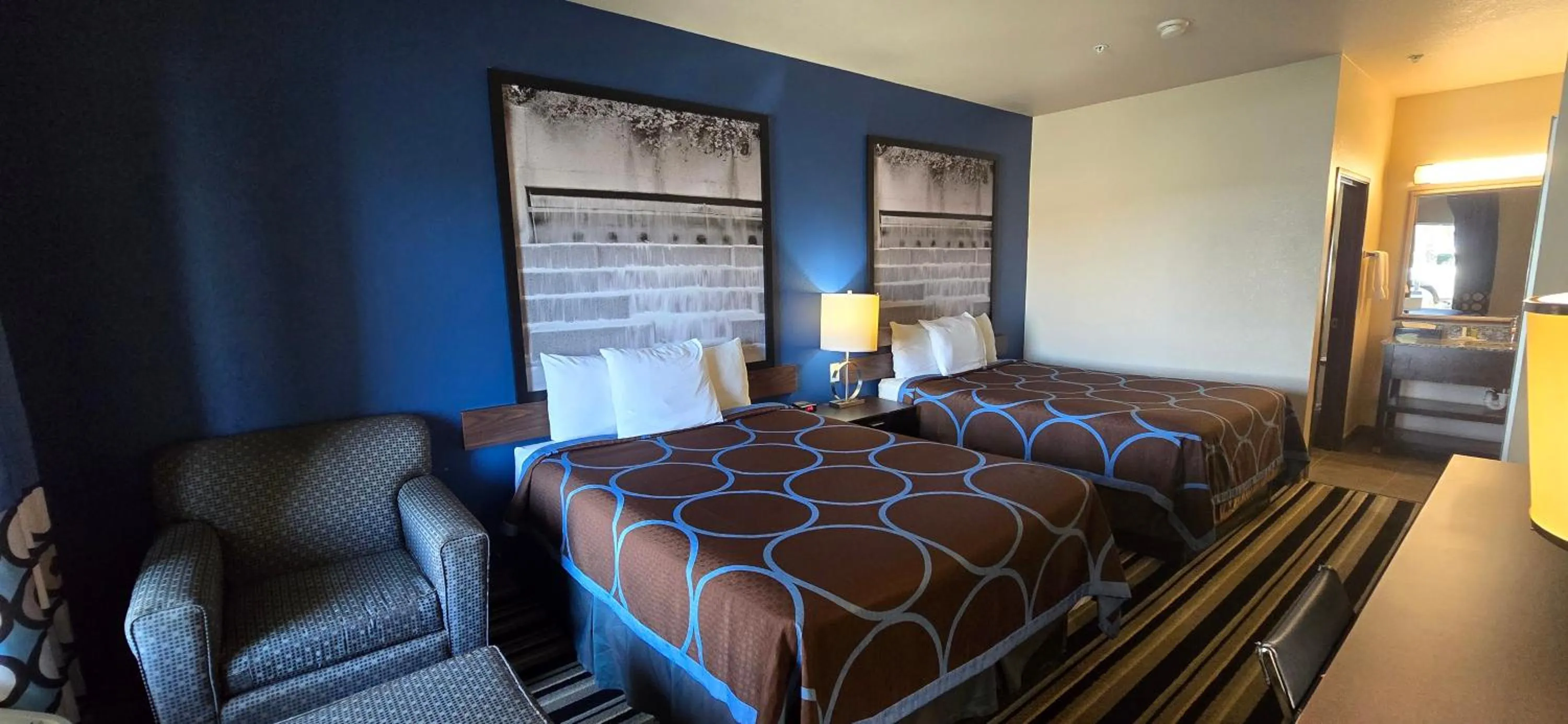 Photo of the whole room, Bed in Super 8 by Wyndham Dilley TX