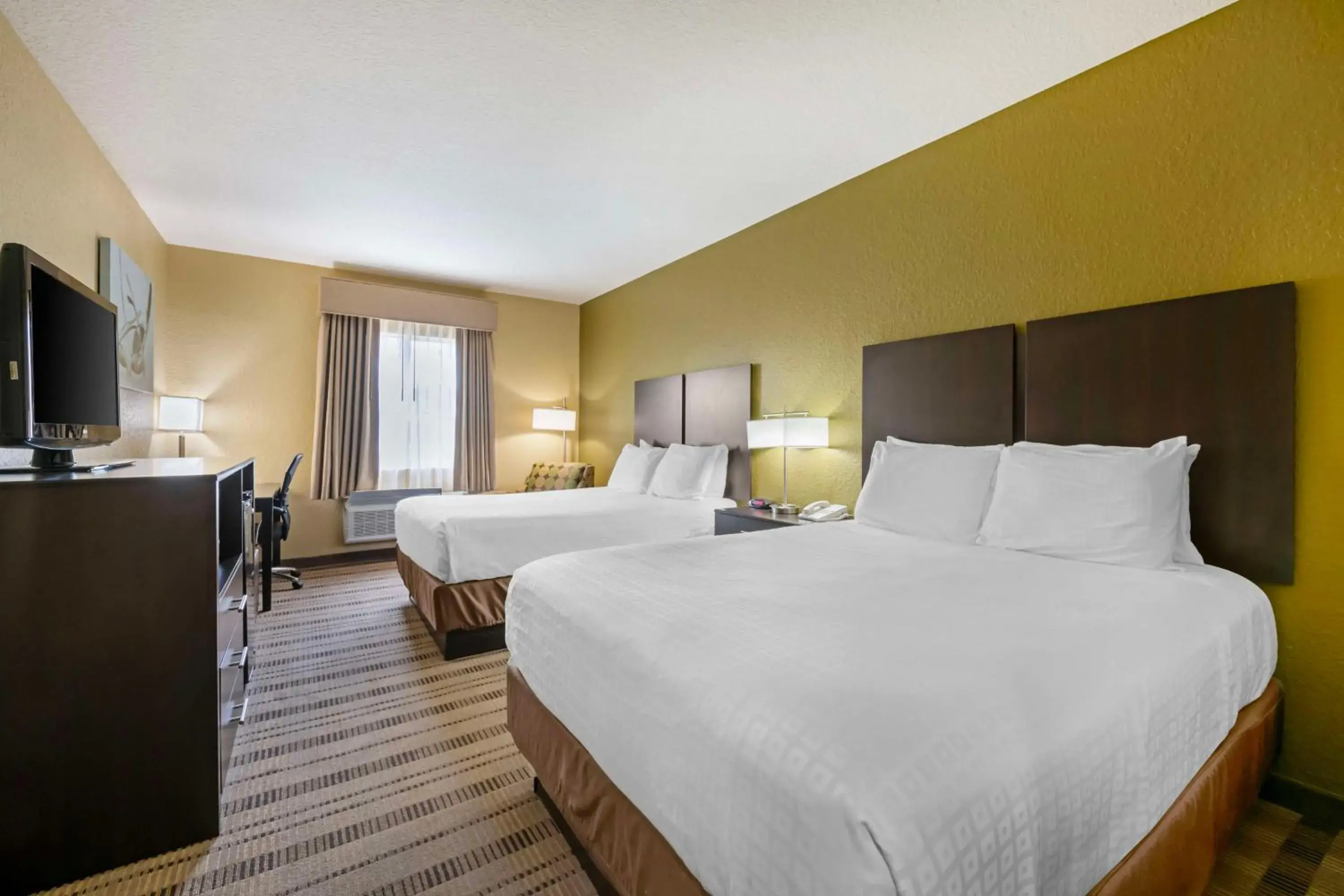 Queen Room with Two Queen Beds - Non-Smoking in Best Western Edgewater Inn Queen Room with Two Queen Beds - Non-Smoking in Best Western Edgewater Inn