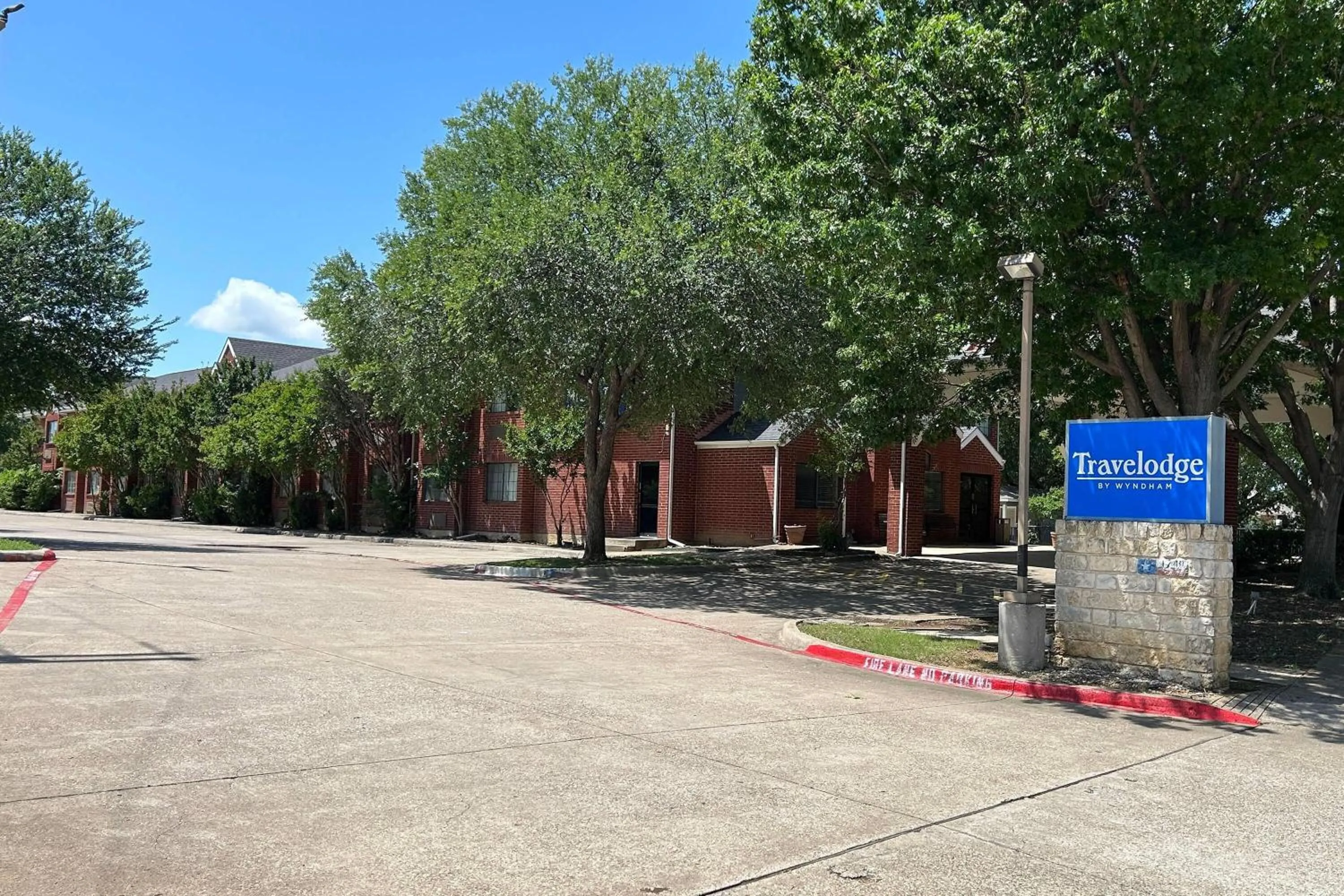 Property building in Travelodge by Wyndham Arlington/Dallas Area