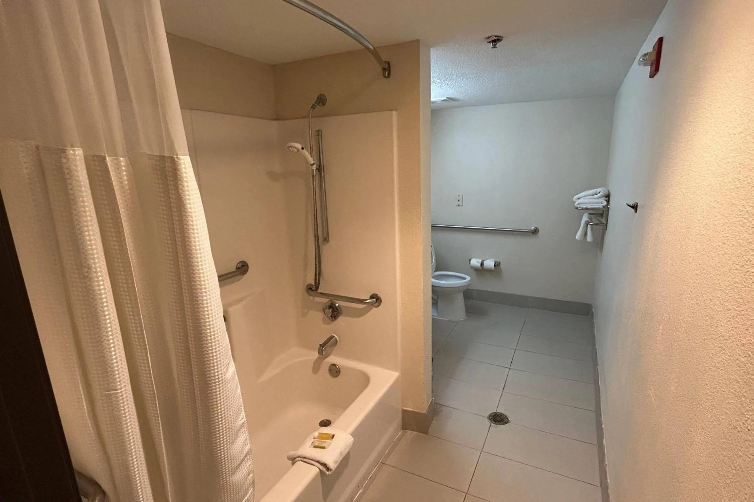 Bathroom in Travelodge by Wyndham Arlington/Dallas Area