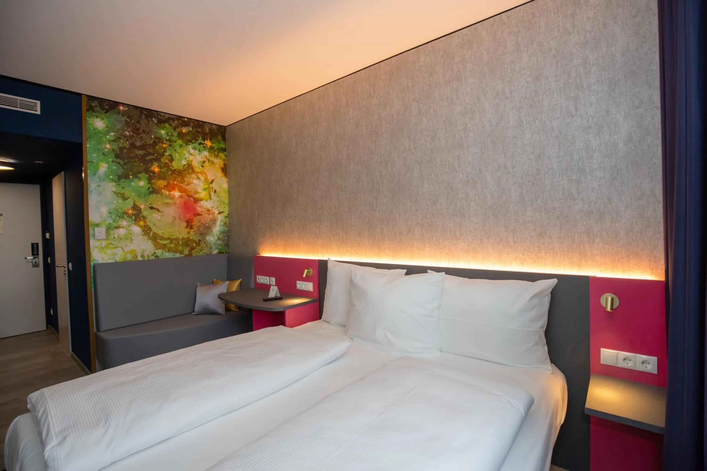 Photo of the whole room, Bed in Hey Lou Hotel Nördlingen