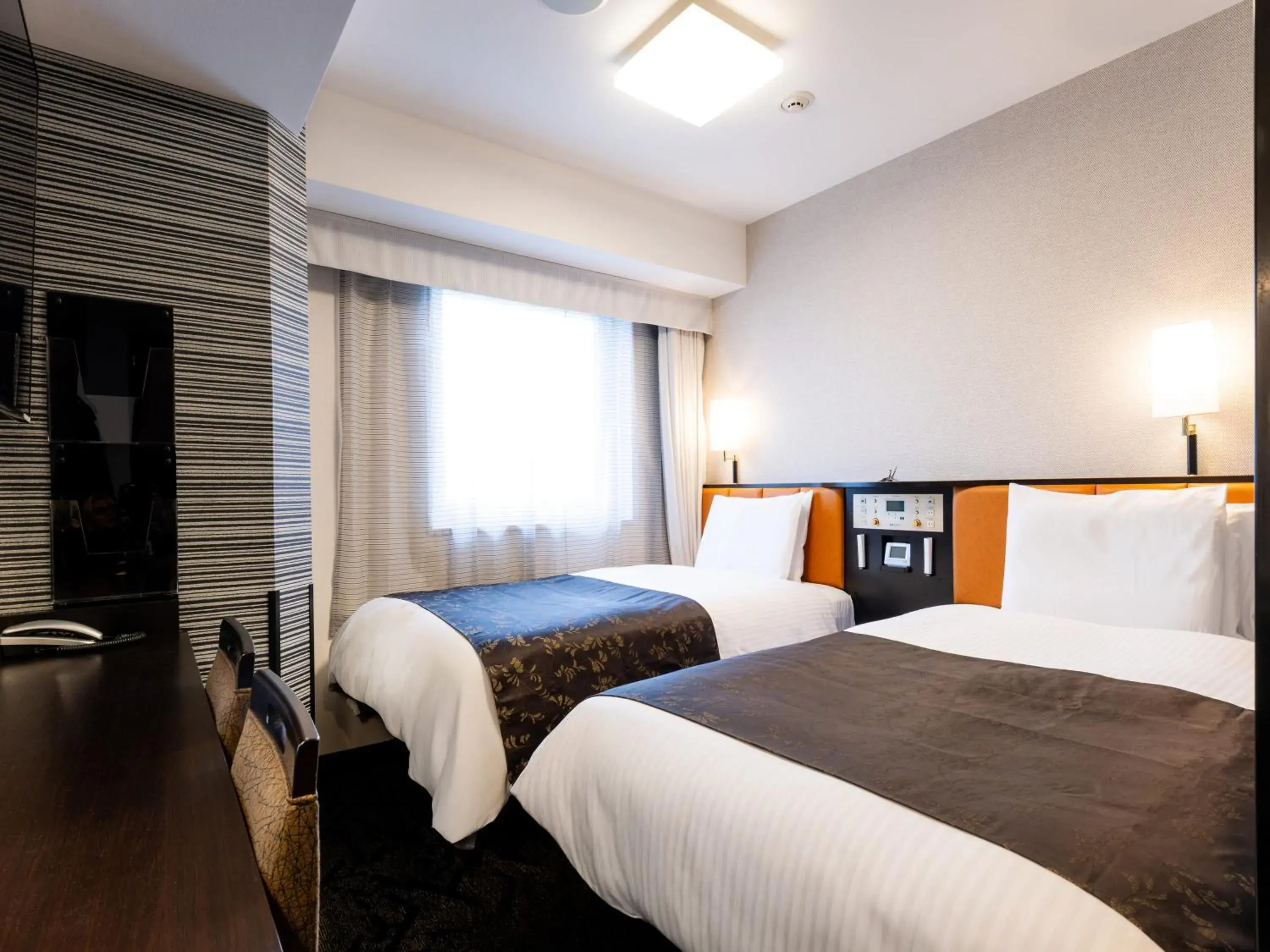 Standard Twin Room - Non-Smoking in APA Hotel & Resort Midosuji Hommachi Ekimae Tower Standard Twin Room - Non-Smoking in APA Hotel & Resort Midosuji Hommachi Ekimae Tower