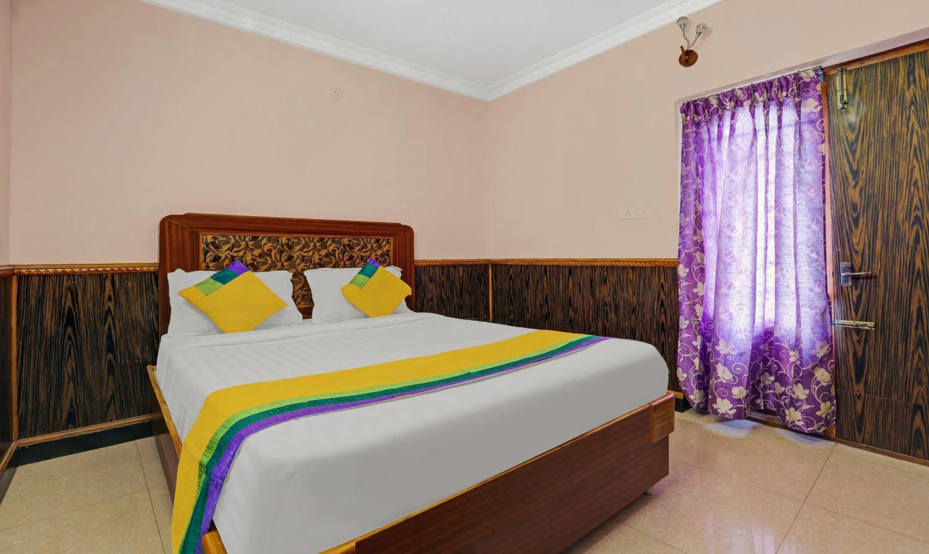 Bedroom, Bed in Itsy Hotels Rain Forest, 1 km from Rose Garden