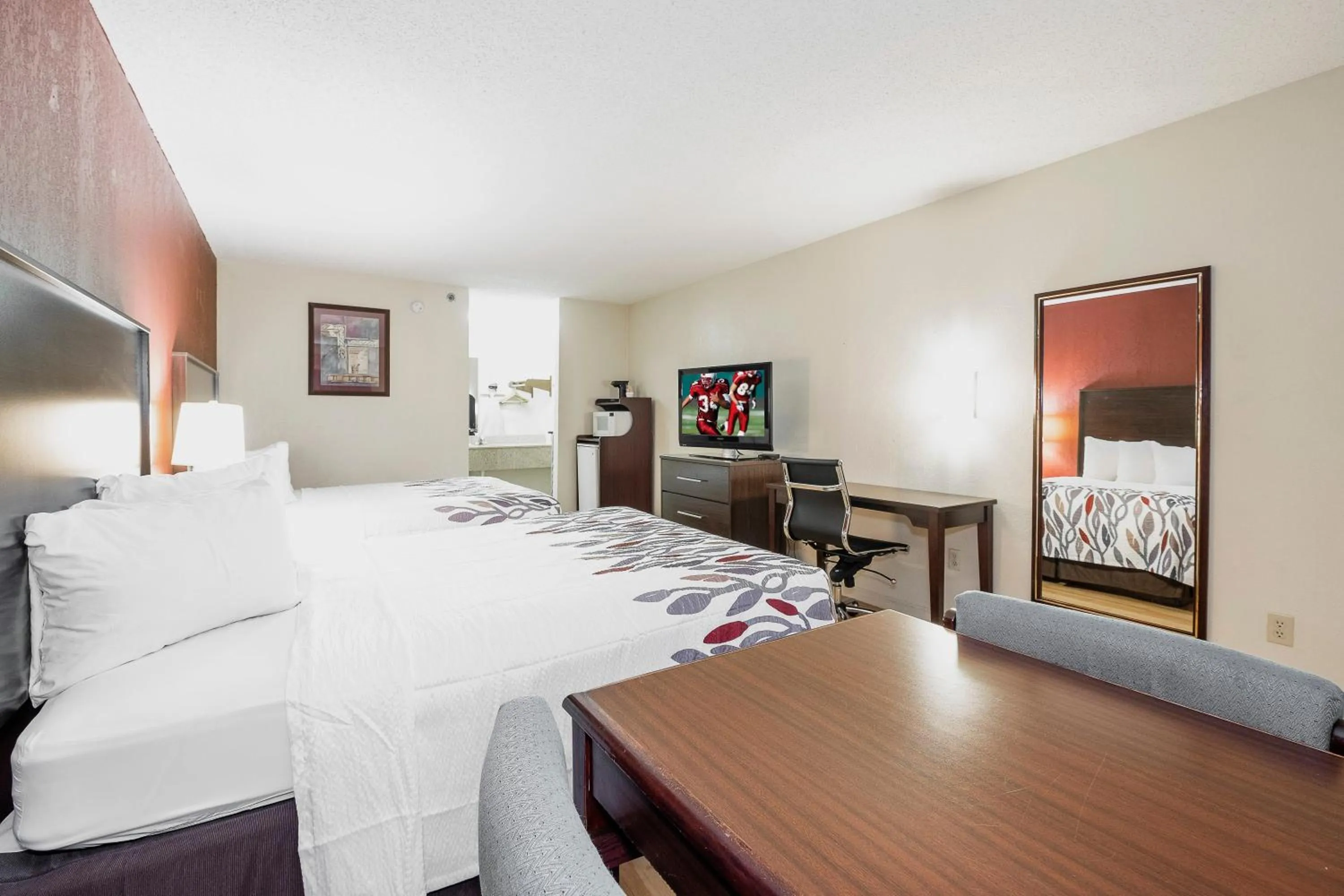 Photo of the whole room, Bed in Red Roof Inn & Suites Rome