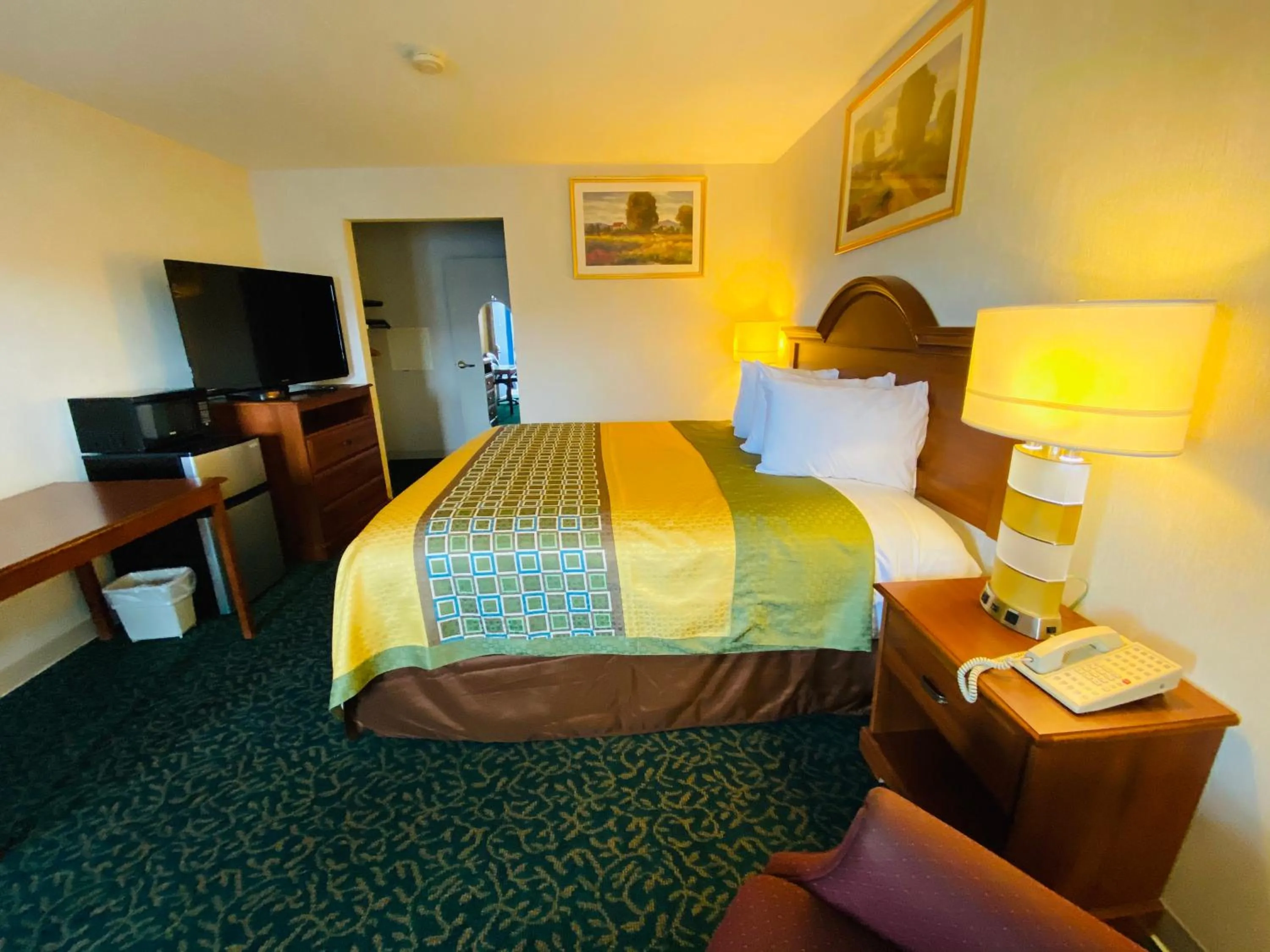 Photo of the whole room, Bed in Harrisonville Inn & Suites