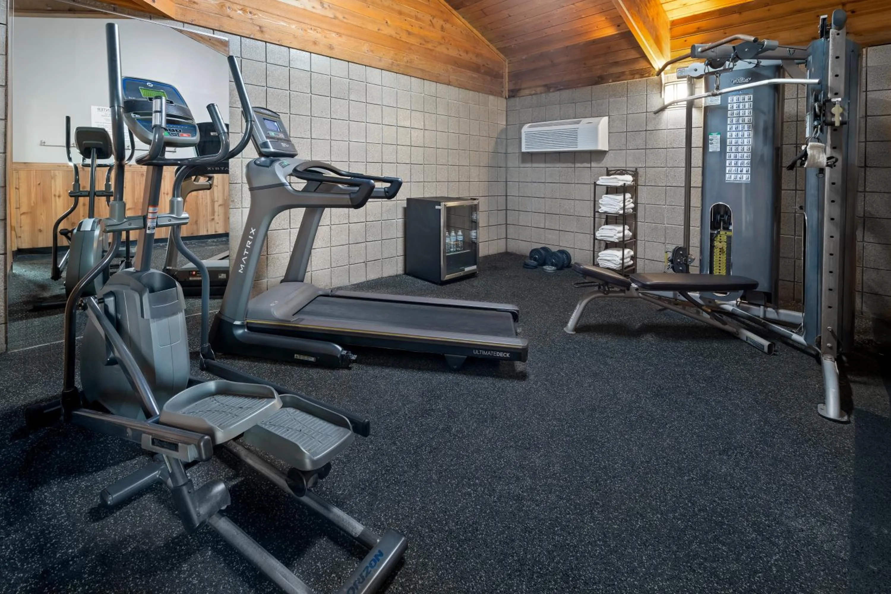 Fitness centre/facilities in AmericInn by Wyndham Dickinson