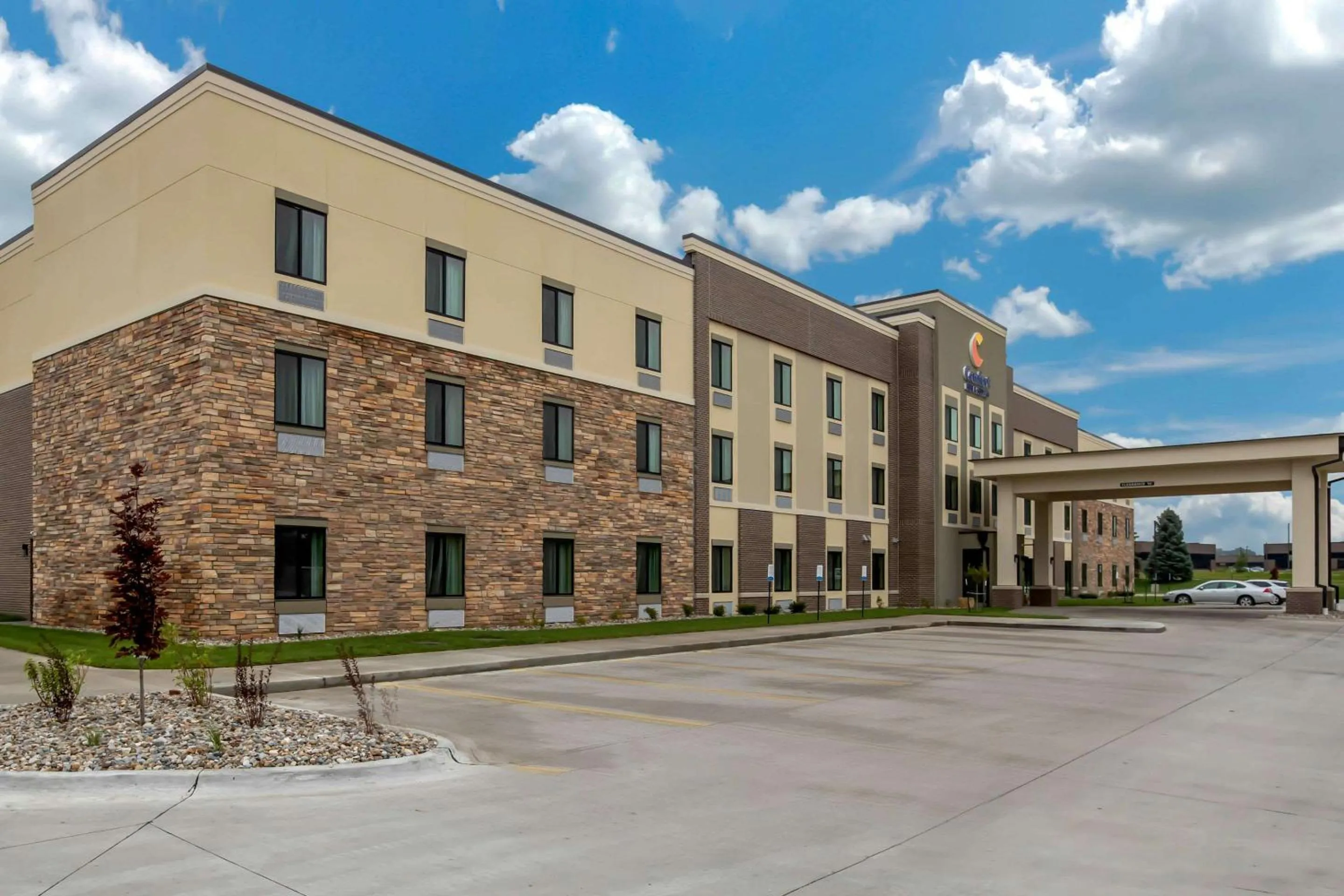 Property building in Comfort Inn & Suites Ames near ISU Campus