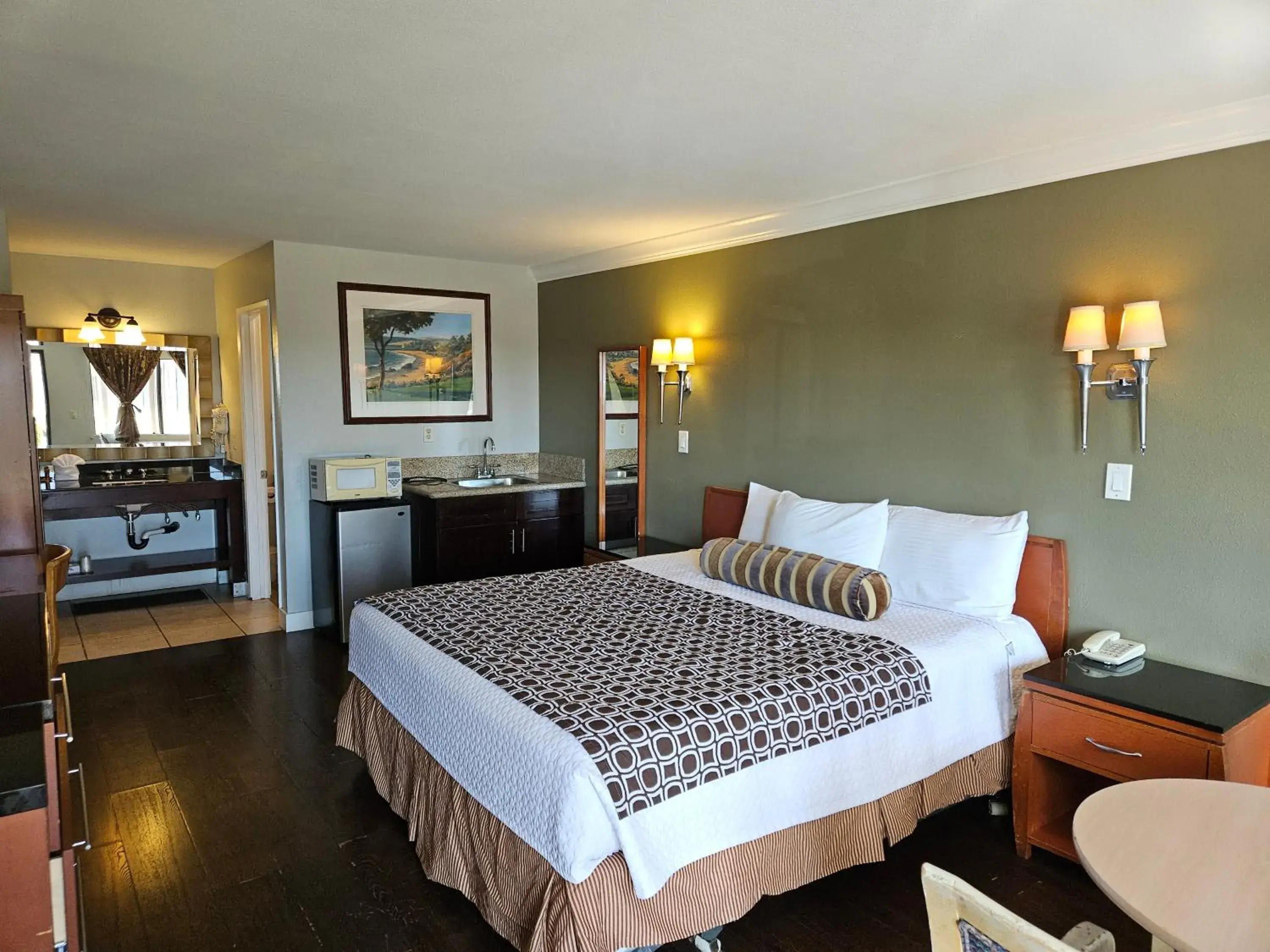 King Room in Fullerton Inn King Room in Fullerton Inn