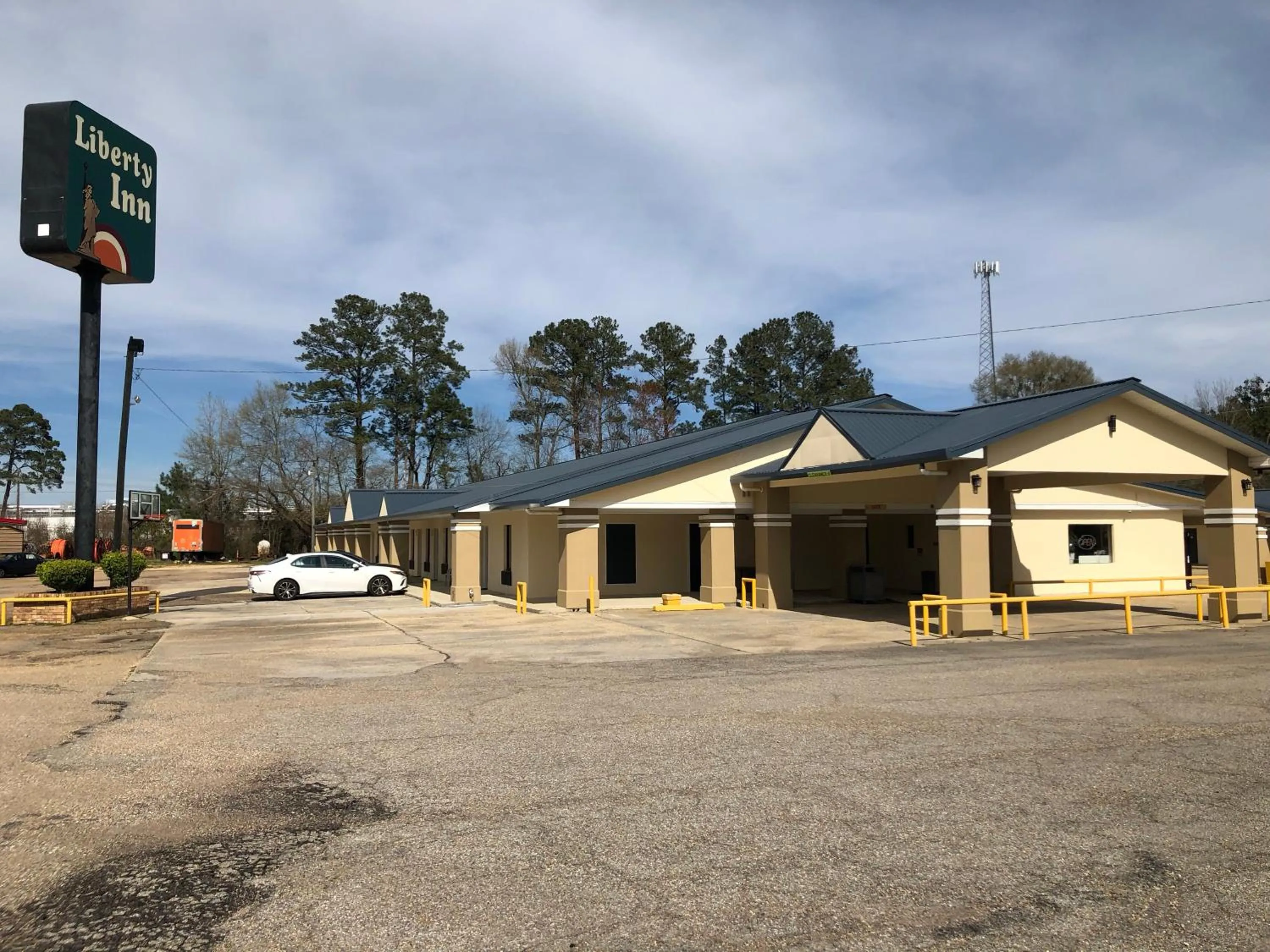 Property building in Liberty Inn - Collins
