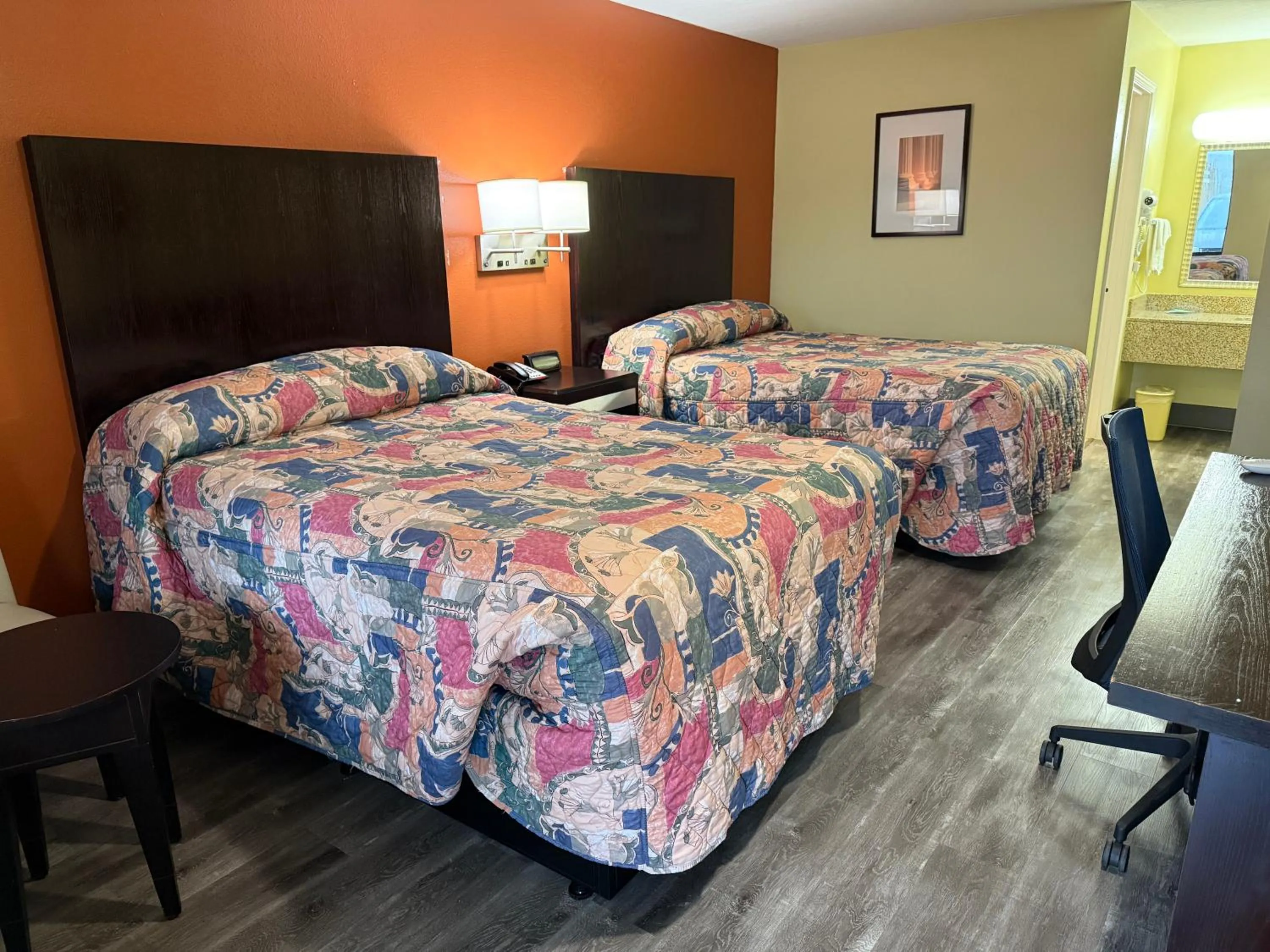 Bedroom, Bed in Liberty Inn - Collins