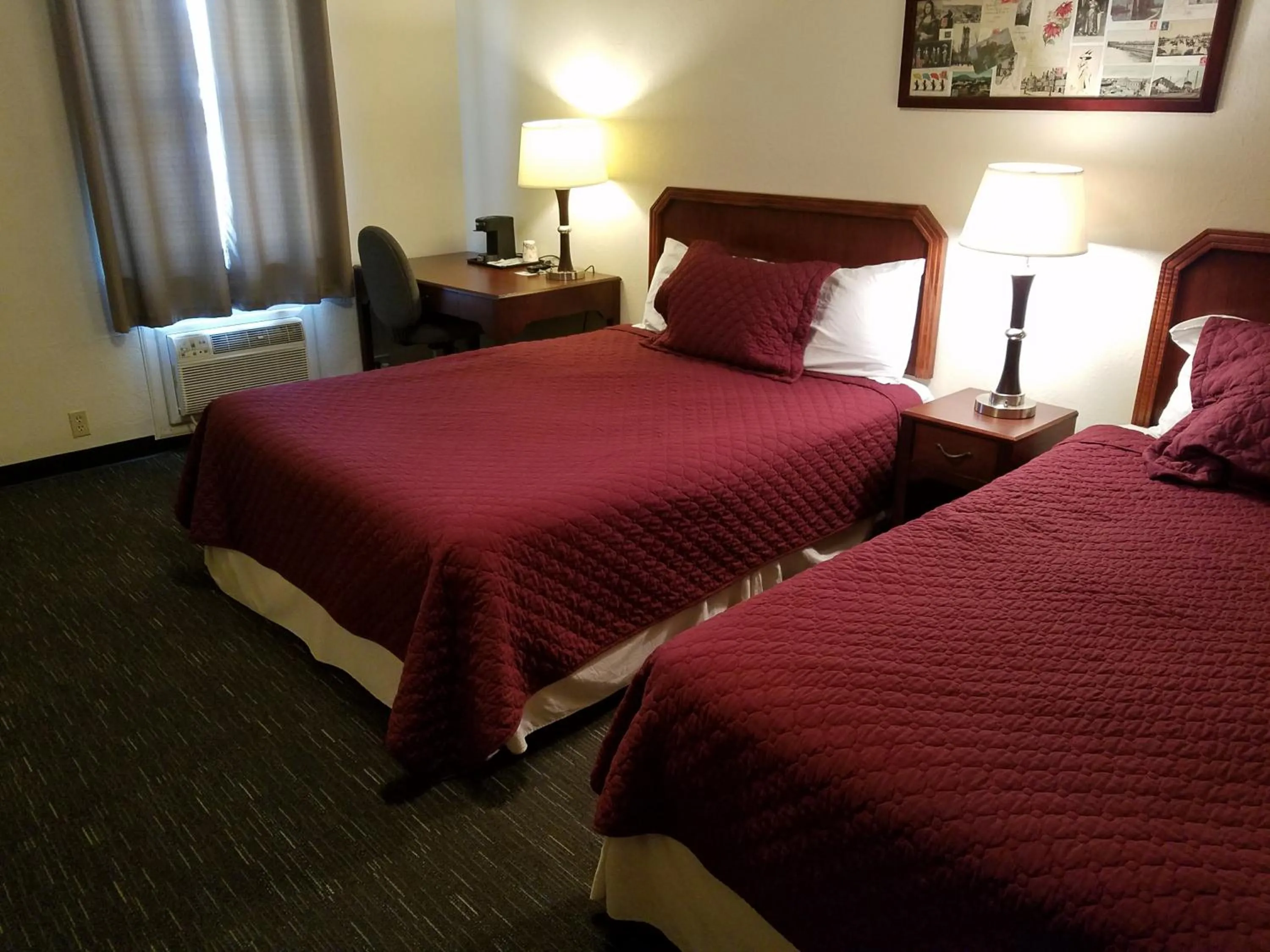 Seating area, Bed in West Plains Motel