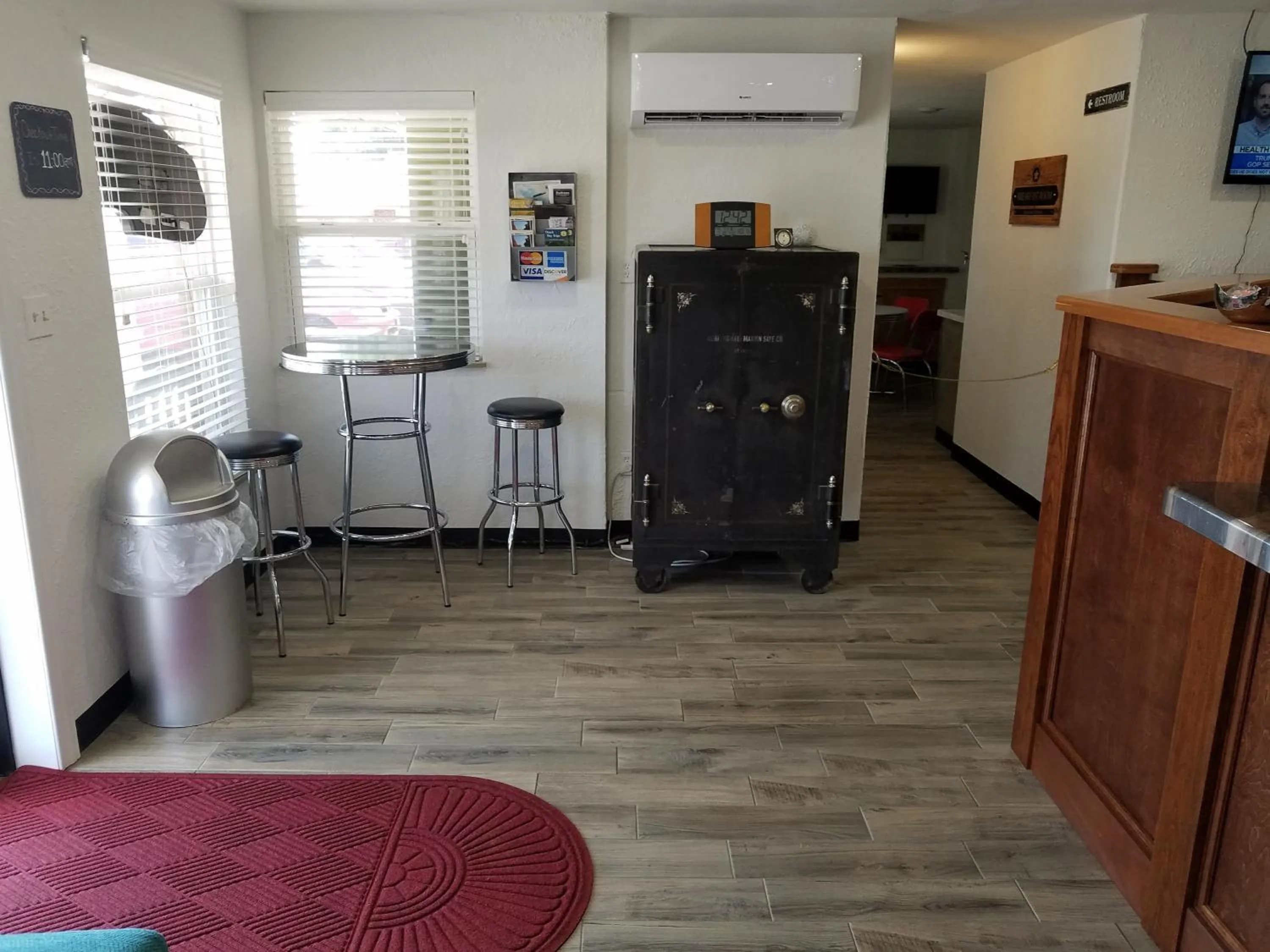 Lobby or reception in West Plains Motel