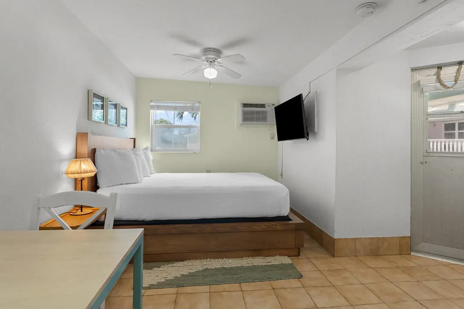 Efficiency Queen Studio - Maximum 2 People in Parmer's Resort Efficiency Queen Studio - Maximum 2 People in Parmer's Resort