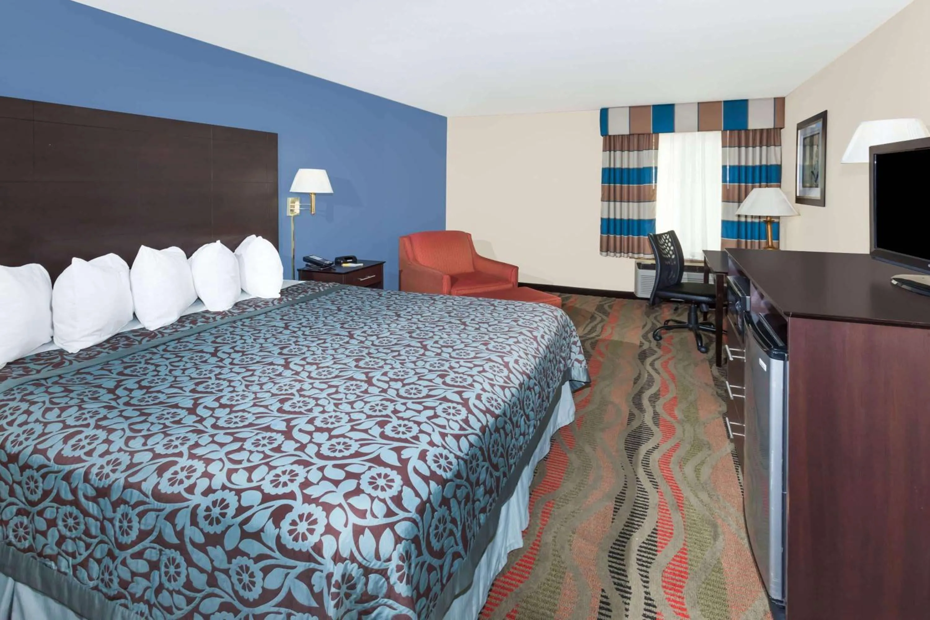 Photo of the whole room, Bed in Days Inn by Wyndham Springfield