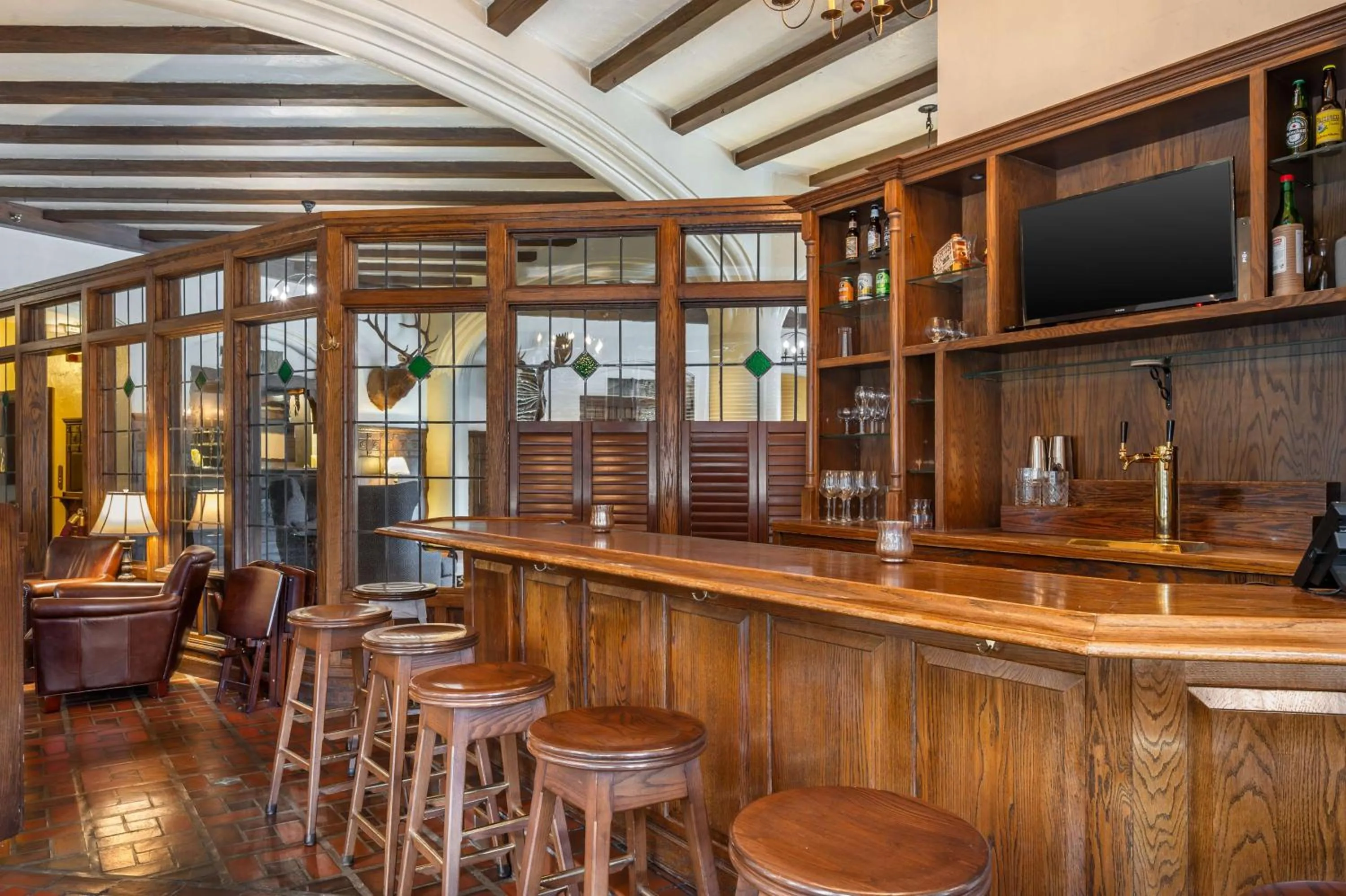 Lounge or bar in Best Western Premier Mariemont Inn