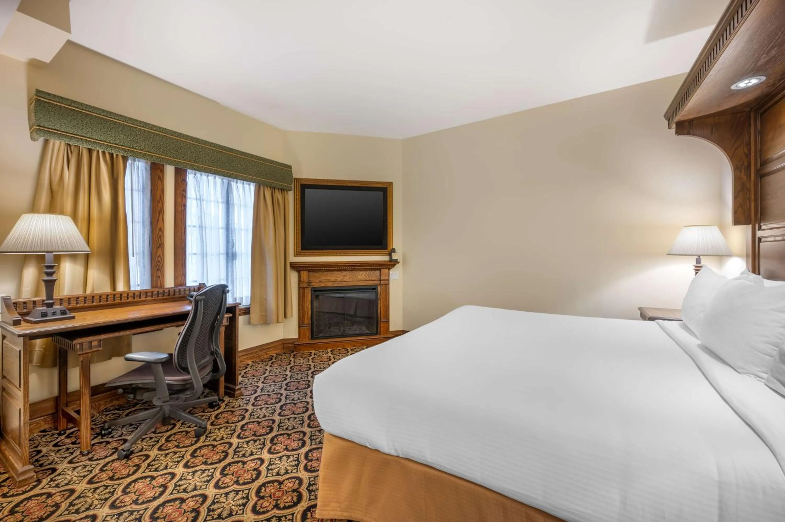 Bedroom, Bed in Best Western Premier Mariemont Inn