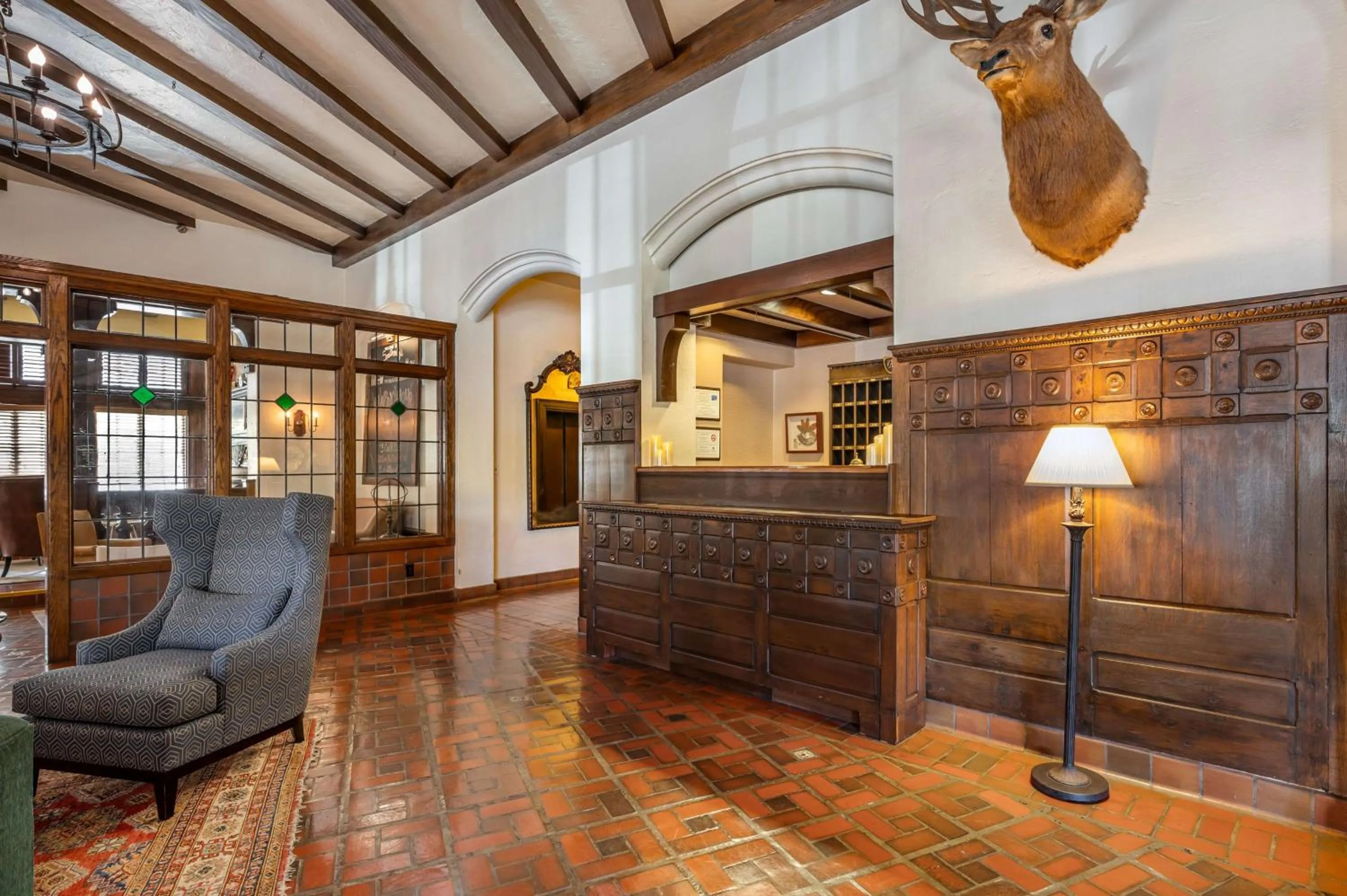 Lobby or reception in Best Western Premier Mariemont Inn