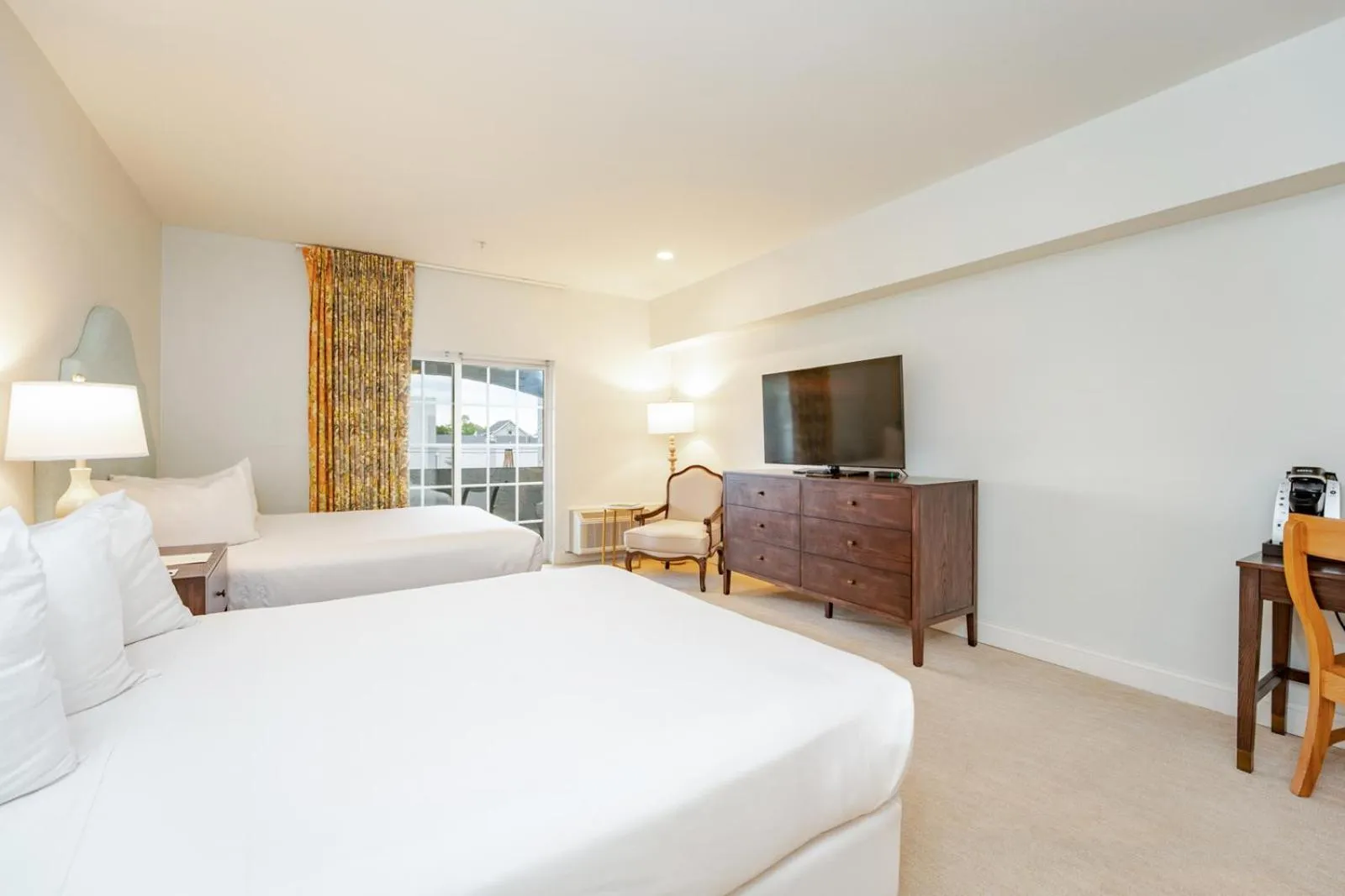 Photo of the whole room, Bed in Chateau Renault