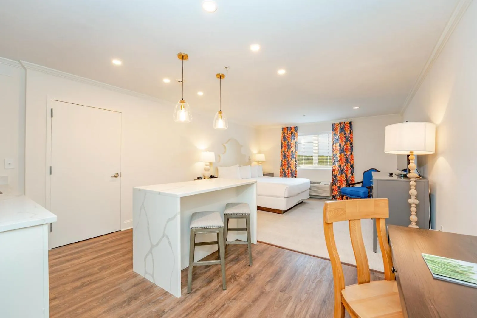 Kitchen or kitchenette, Bed in Chateau Renault