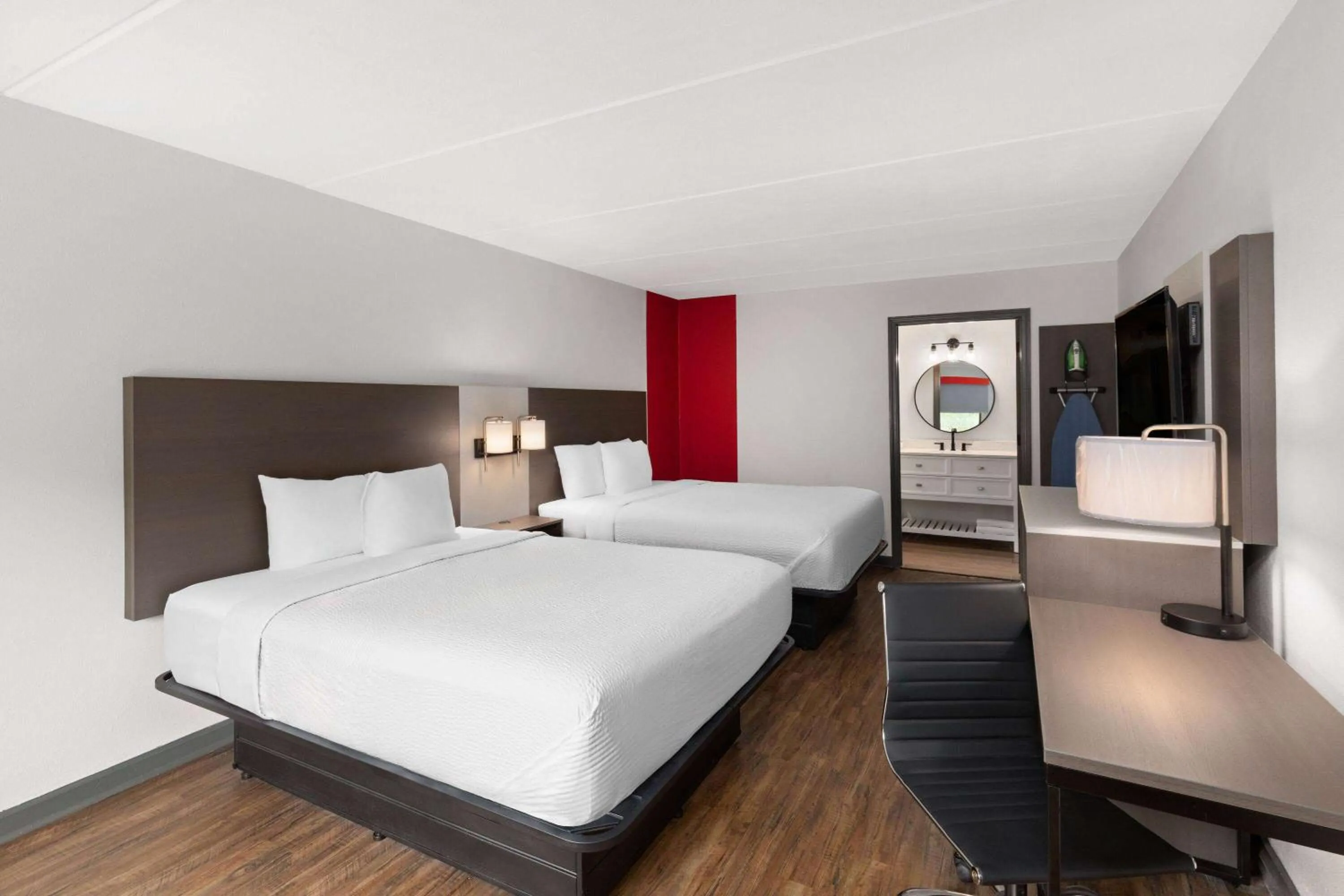 Photo of the whole room, Bed in Ramada by Wyndham Bainbridge