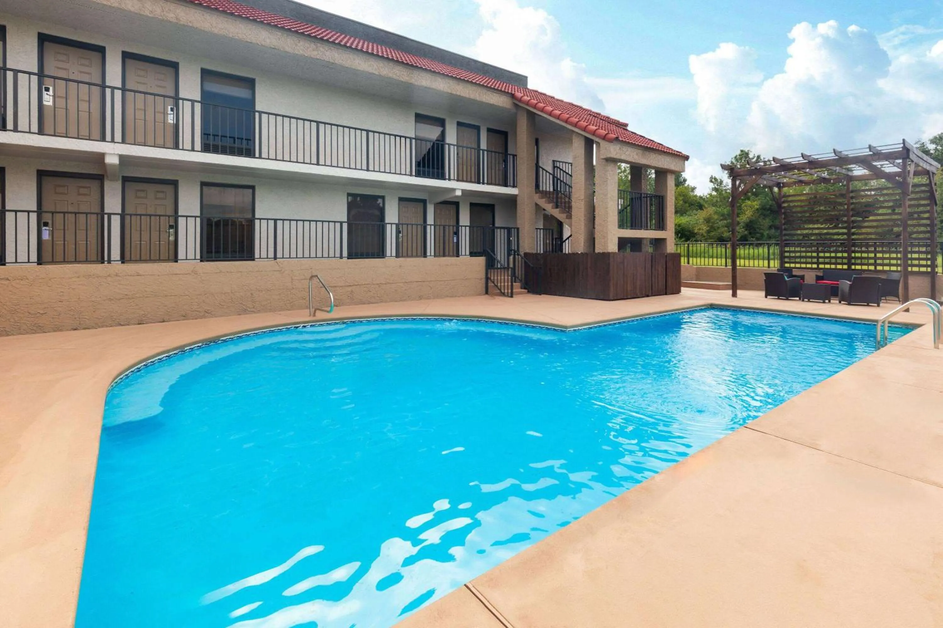 Swimming pool in Ramada by Wyndham Bainbridge