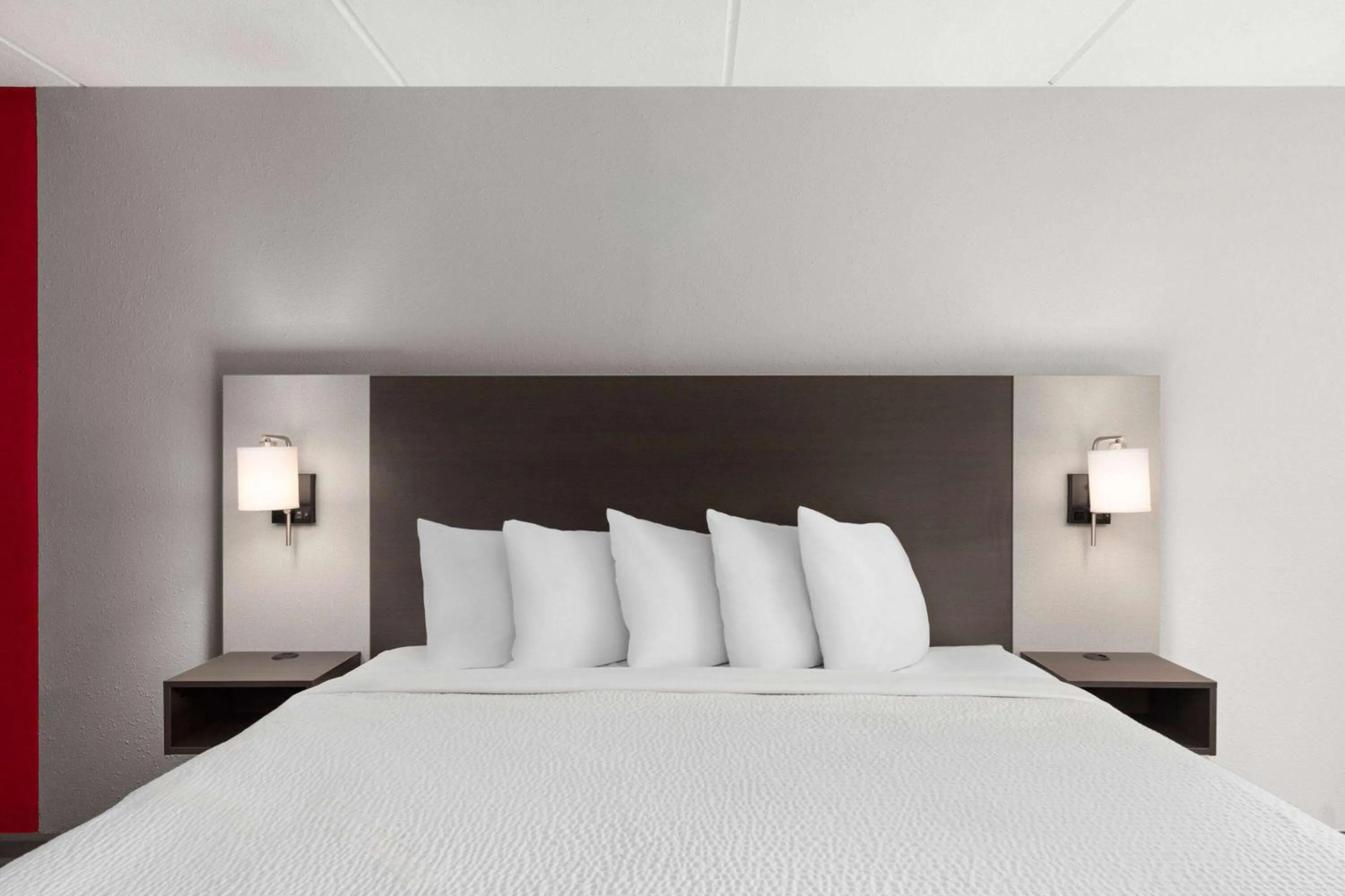 Photo of the whole room, Bed in Ramada by Wyndham Bainbridge