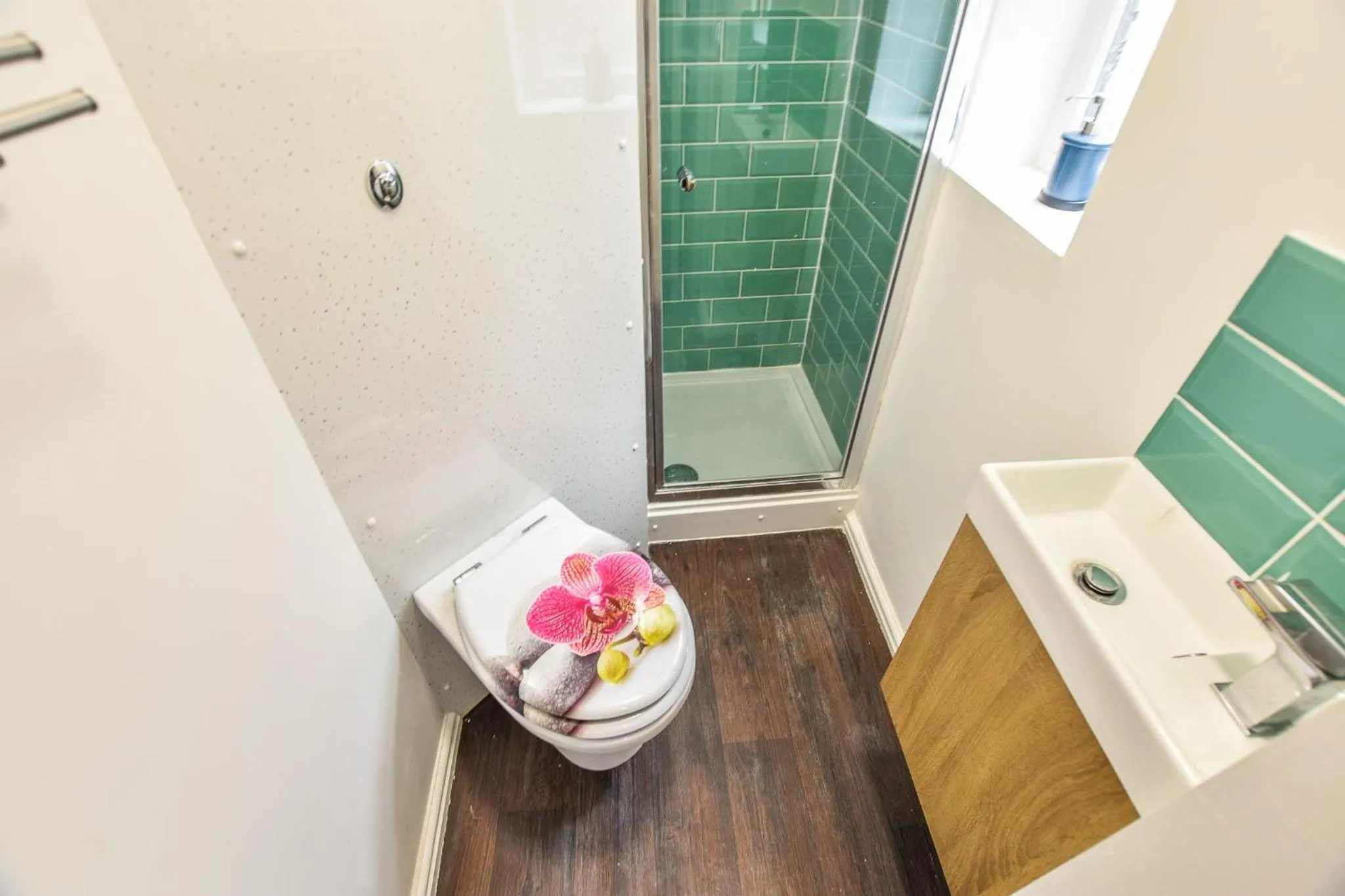 Shower in Regency GuestHouse Manchester North