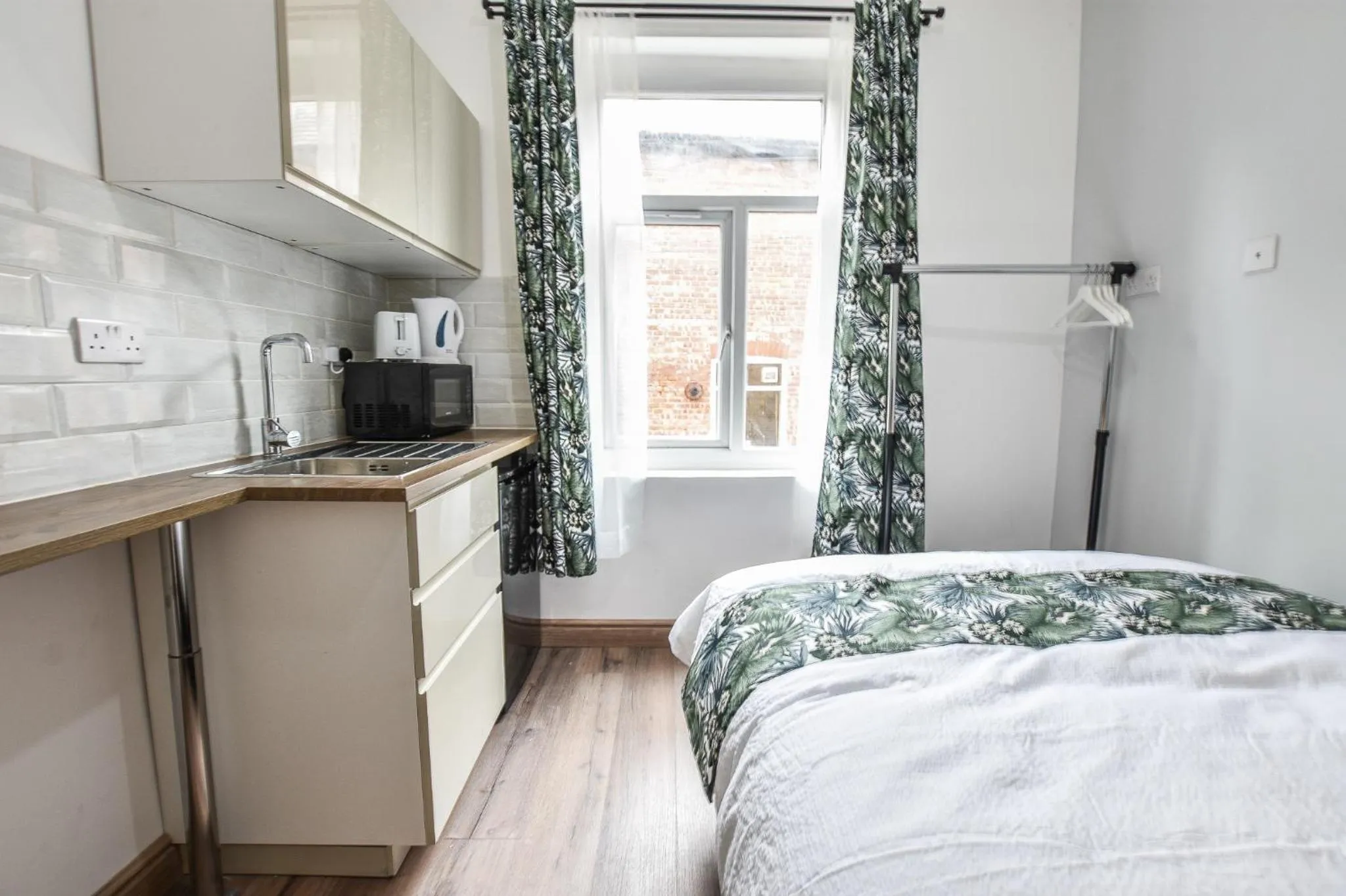Kitchen or kitchenette, Bed in Regency GuestHouse Manchester North