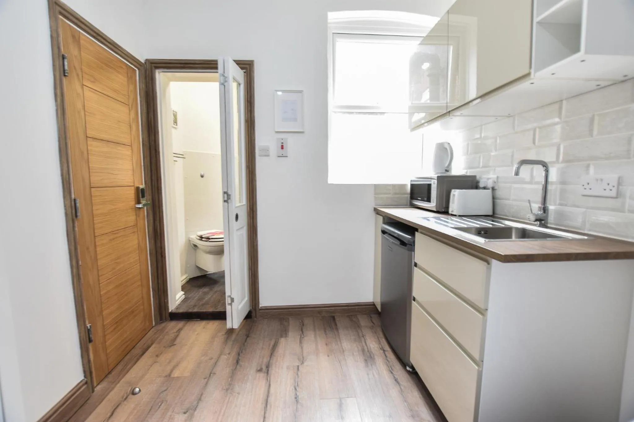 Kitchen or kitchenette in Regency GuestHouse Manchester North