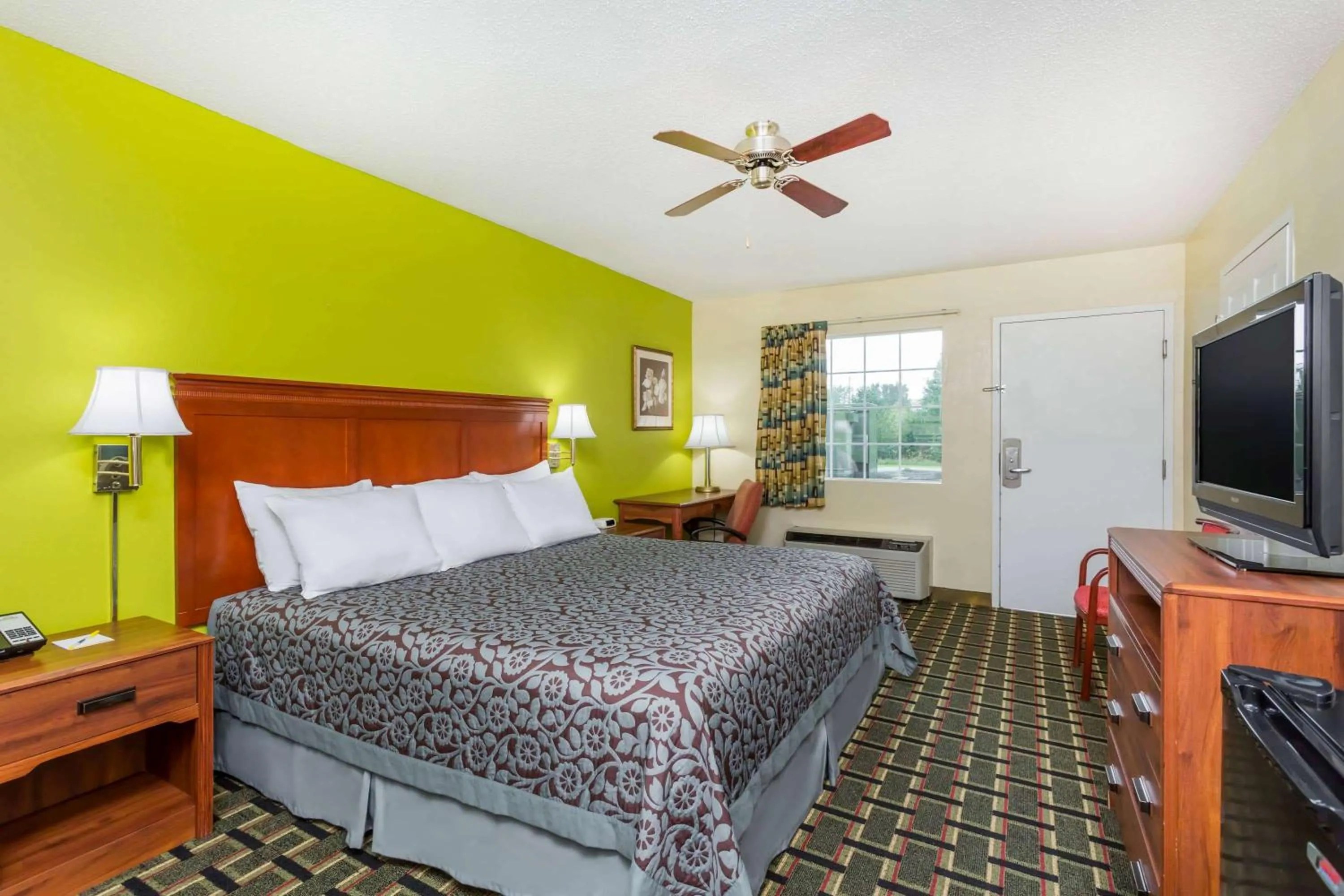 Bedroom, Bed in Days Inn by Wyndham Trenton