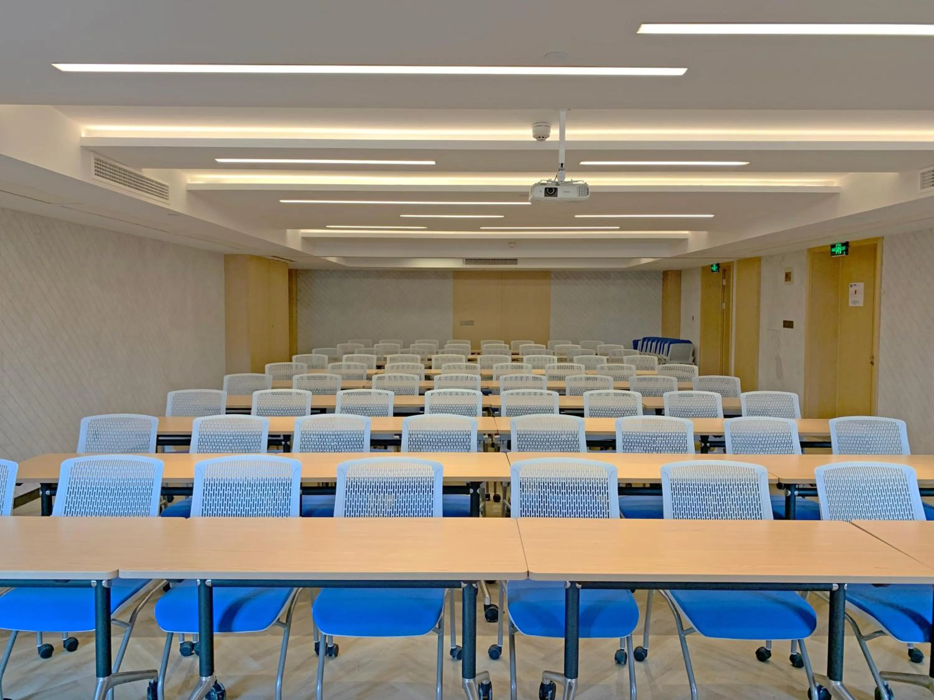 Meeting/conference room in Holiday Inn Express Shanghai Jiading New City by IHG