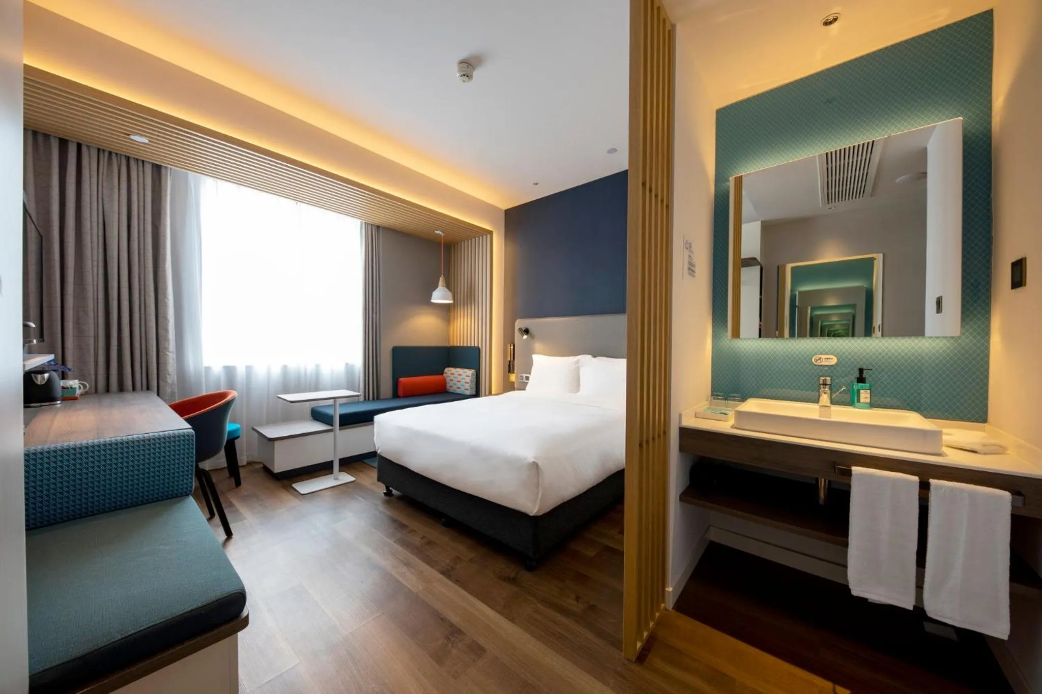 Photo of the whole room, Bed in Holiday Inn Express Shanghai Jiading New City by IHG