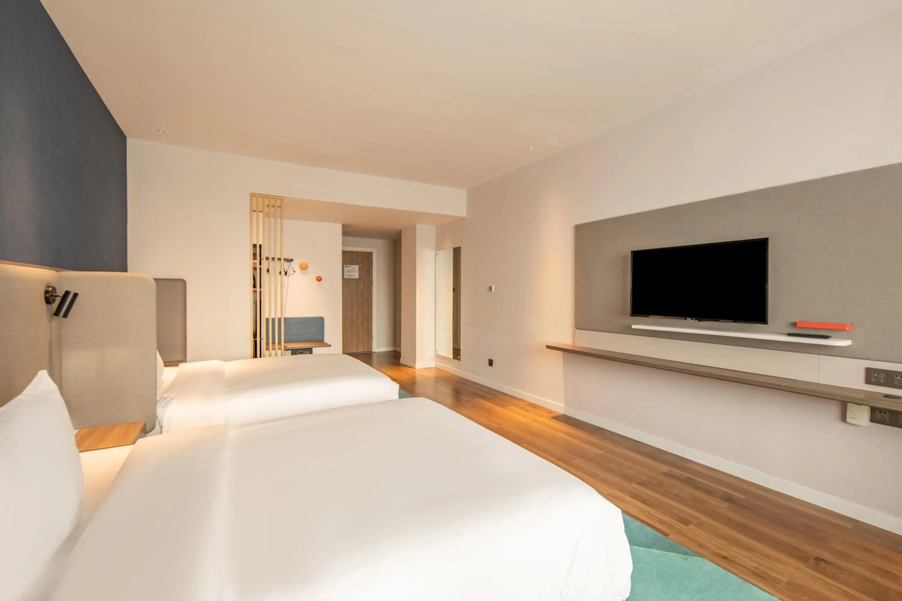 Bed in Holiday Inn Express Shanghai Jiading New City by IHG