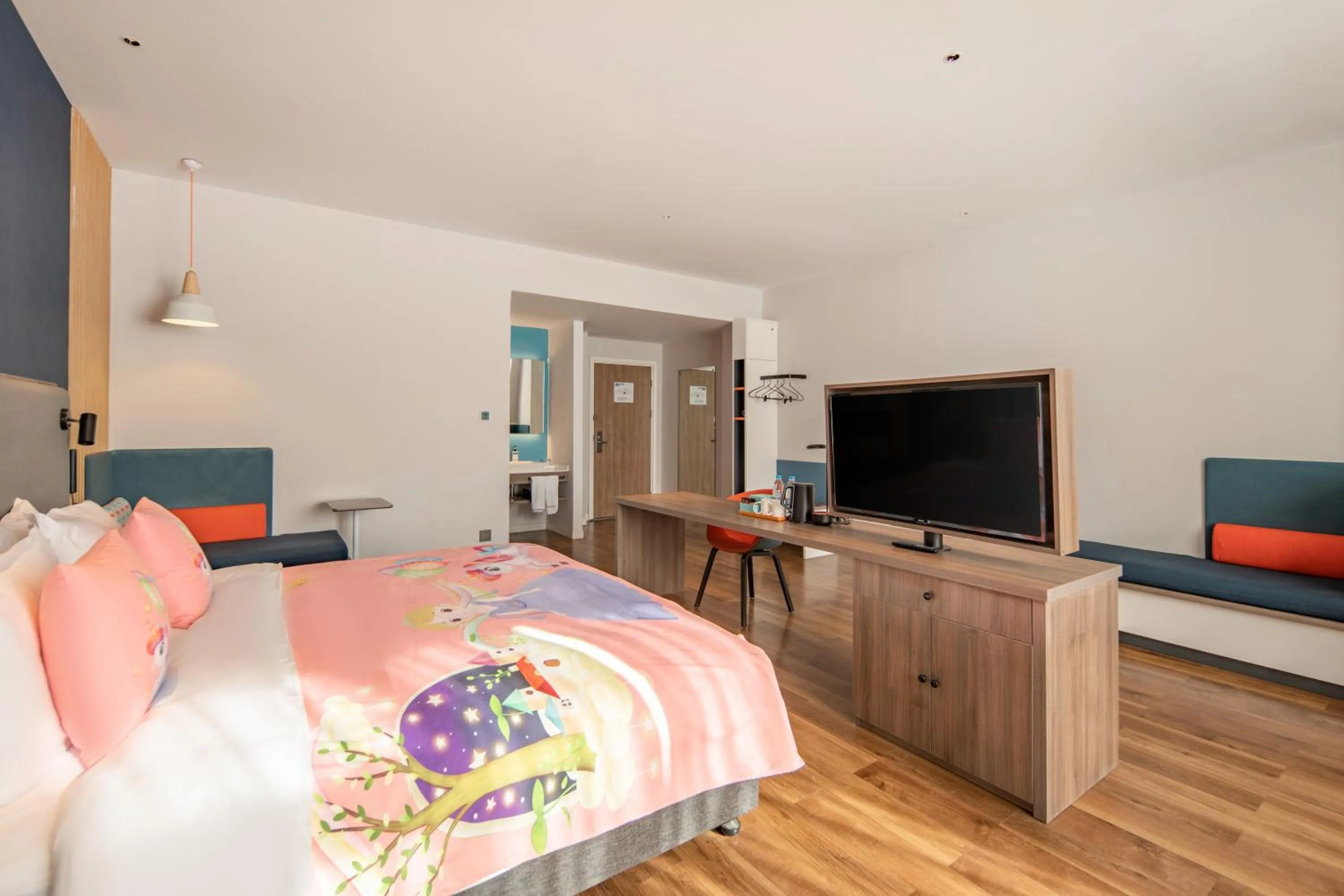 Bed in Holiday Inn Express Shanghai Jiading New City by IHG