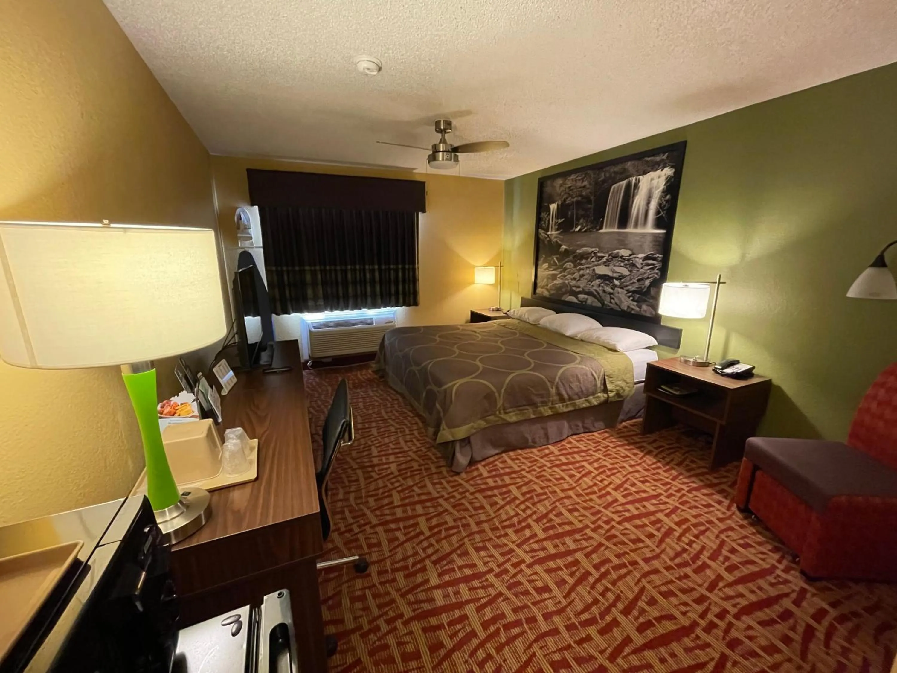 Living room, Bed in Super 8 by Wyndham Van Buren/Ft. Smith Area