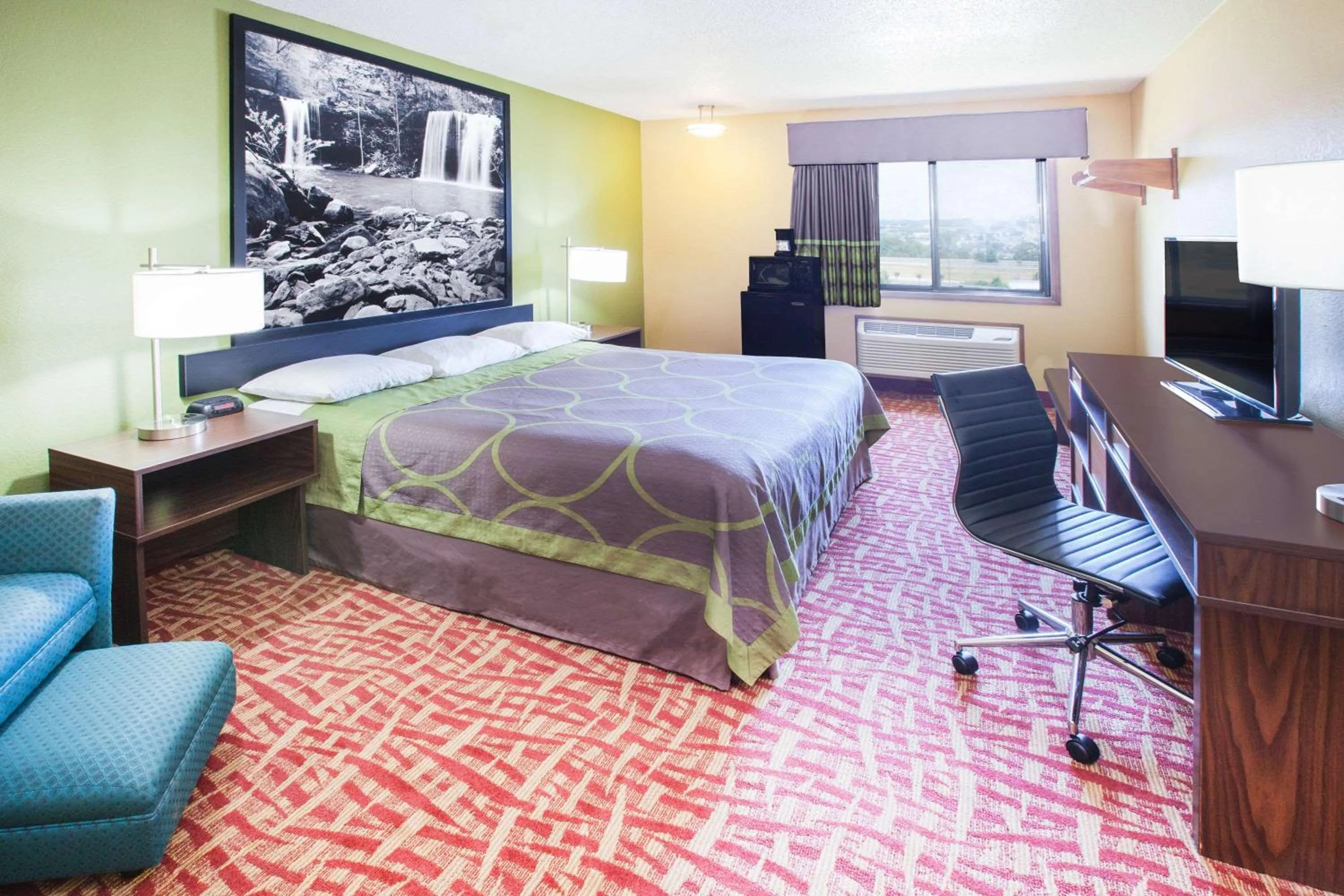 Photo of the whole room, Bed in Super 8 by Wyndham Van Buren/Ft. Smith Area
