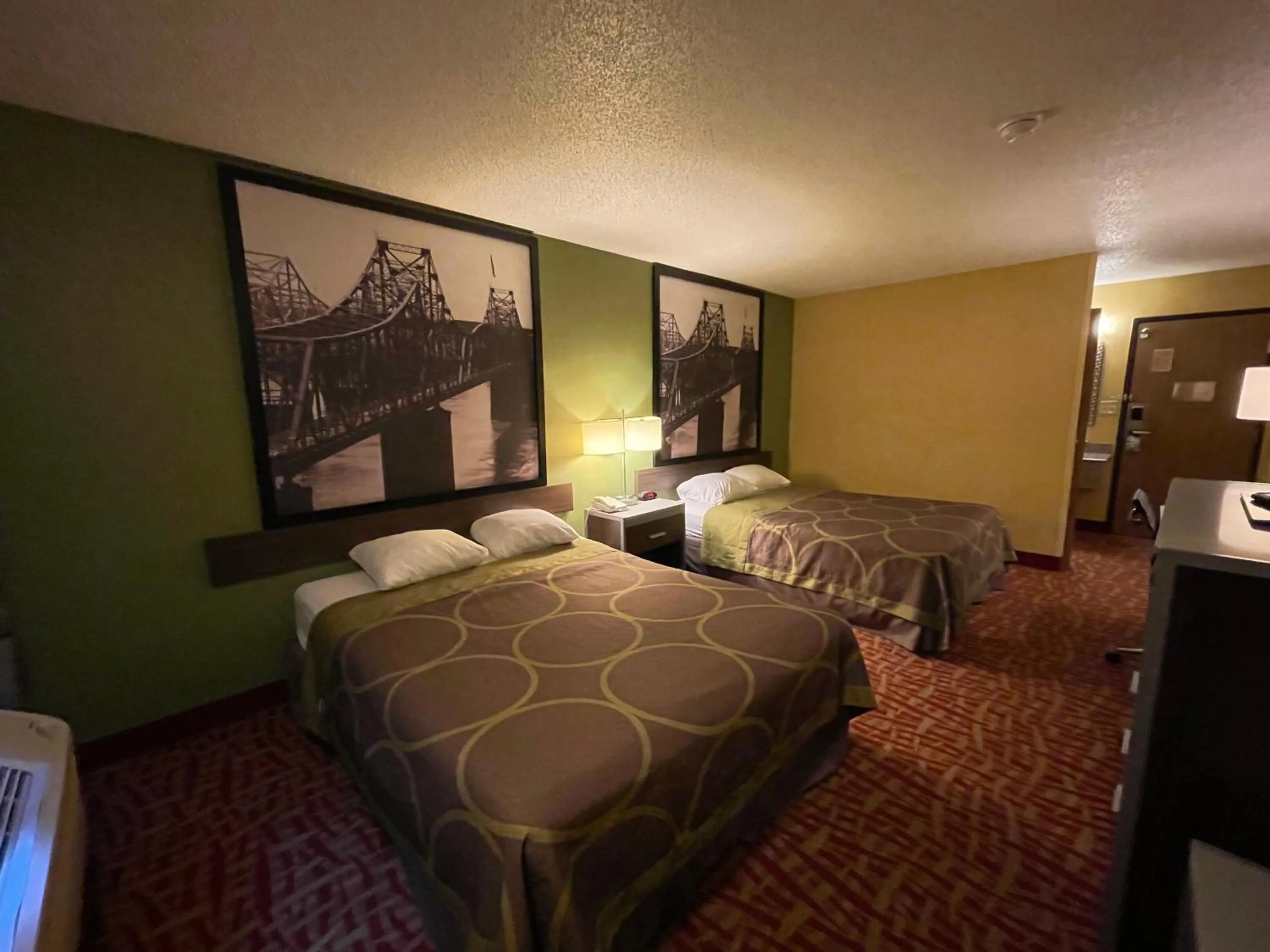 Living room, Bed in Super 8 by Wyndham Van Buren/Ft. Smith Area